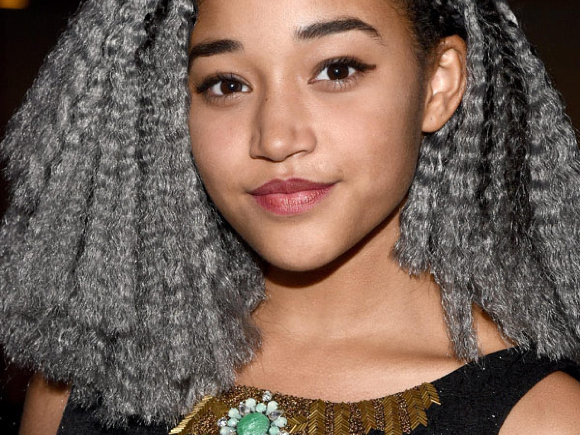 Amandla Stenberg mit grauen Haaren
