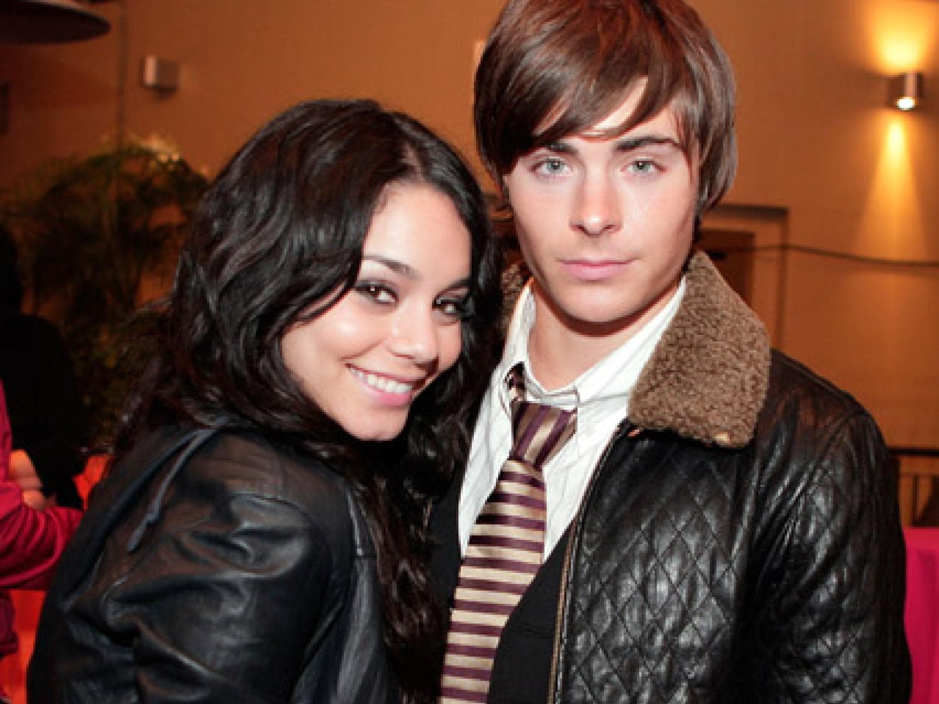 Hudgens und Efron im Lederjacken-Partneroutfit