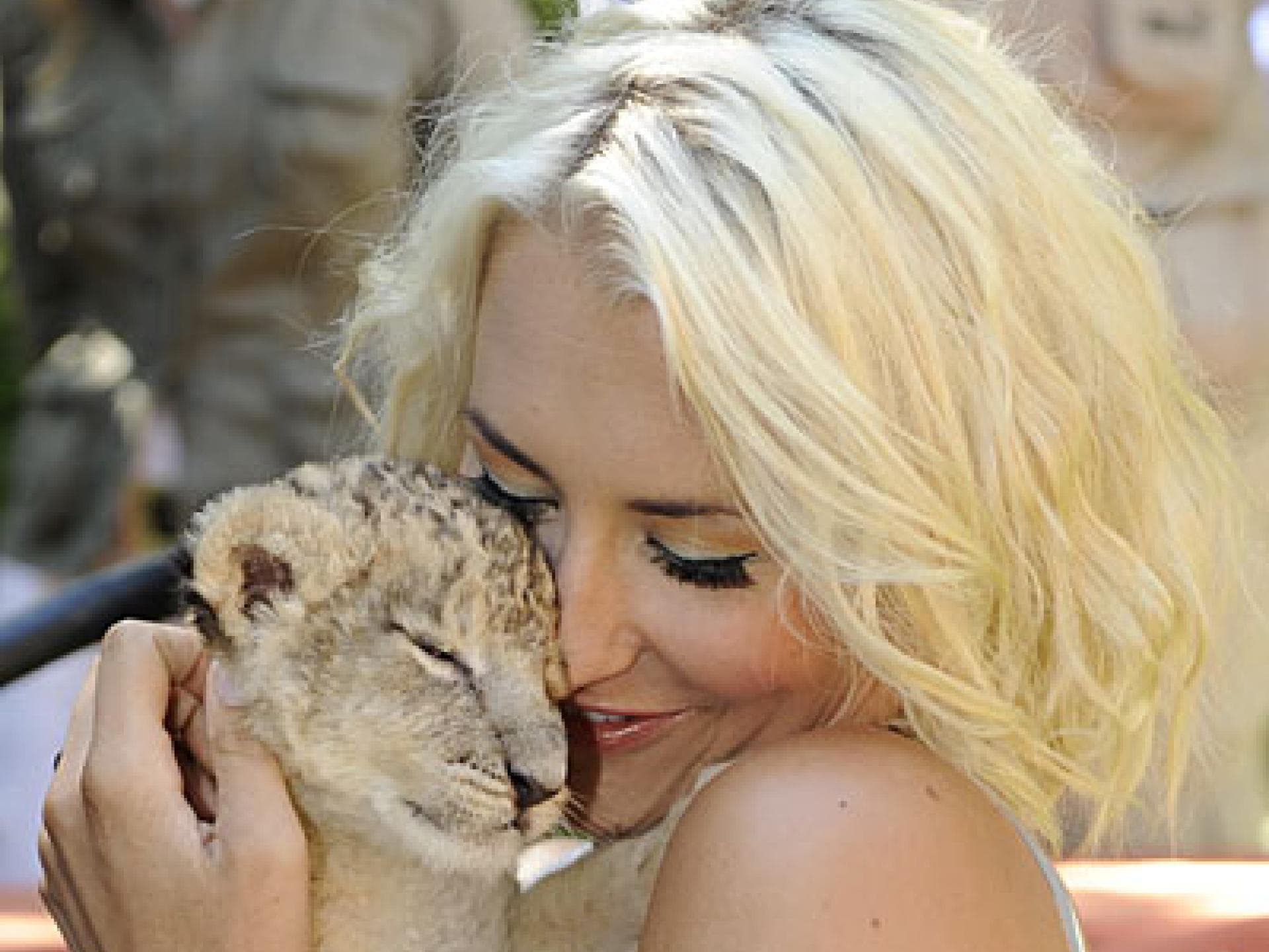 Sarah kuschelt mit Löwenbabys