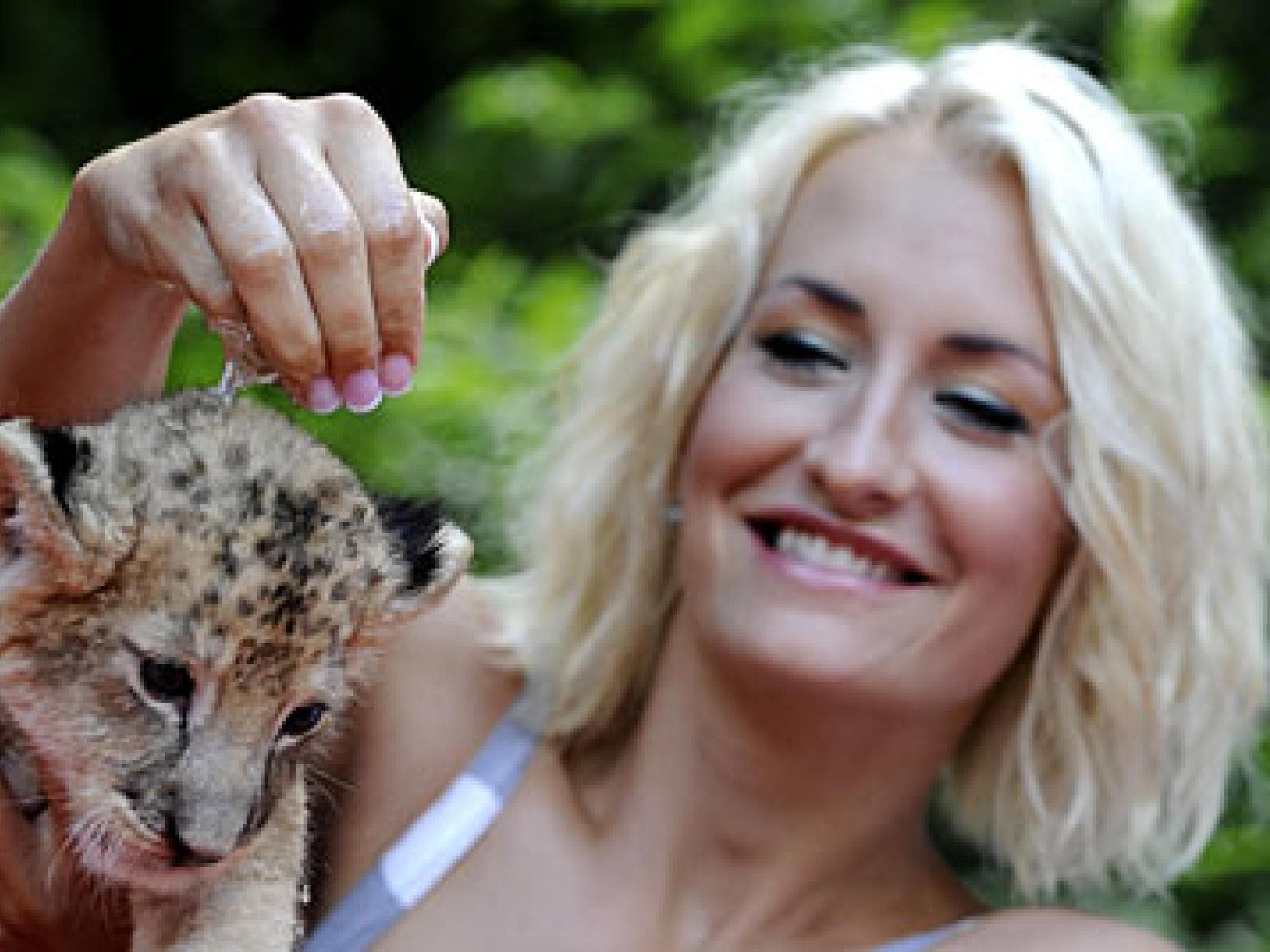 Die Taufe: Sarah und ein Löwenbaby