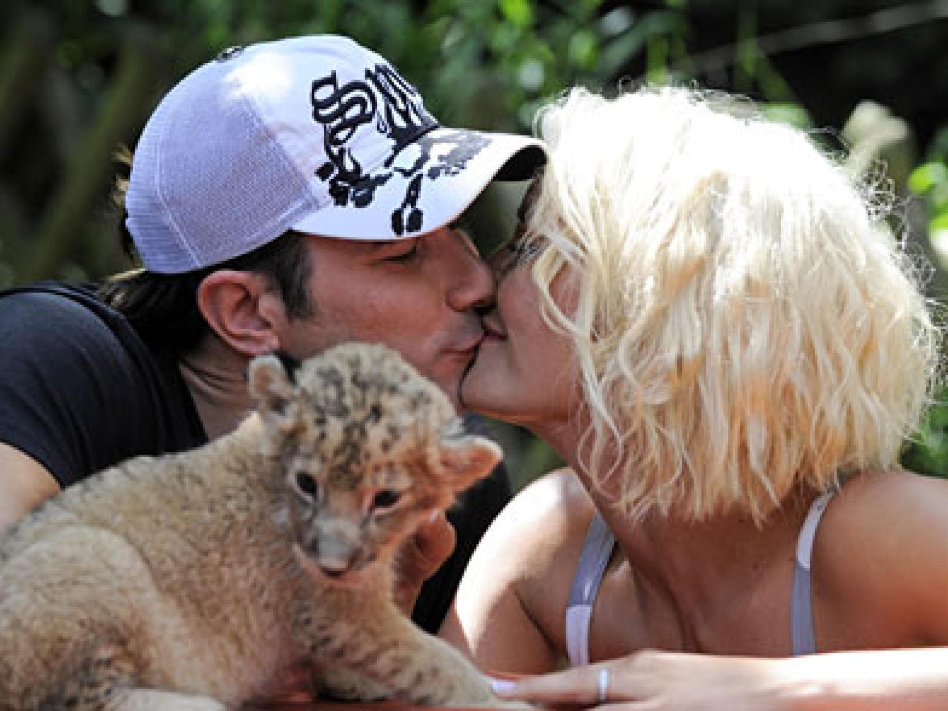 Sarah & Marc mit einem Löwenbaby