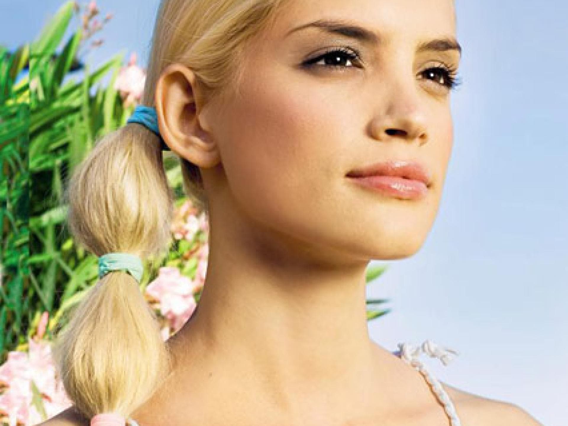 Trendfrisur verspielter Seitenzopf