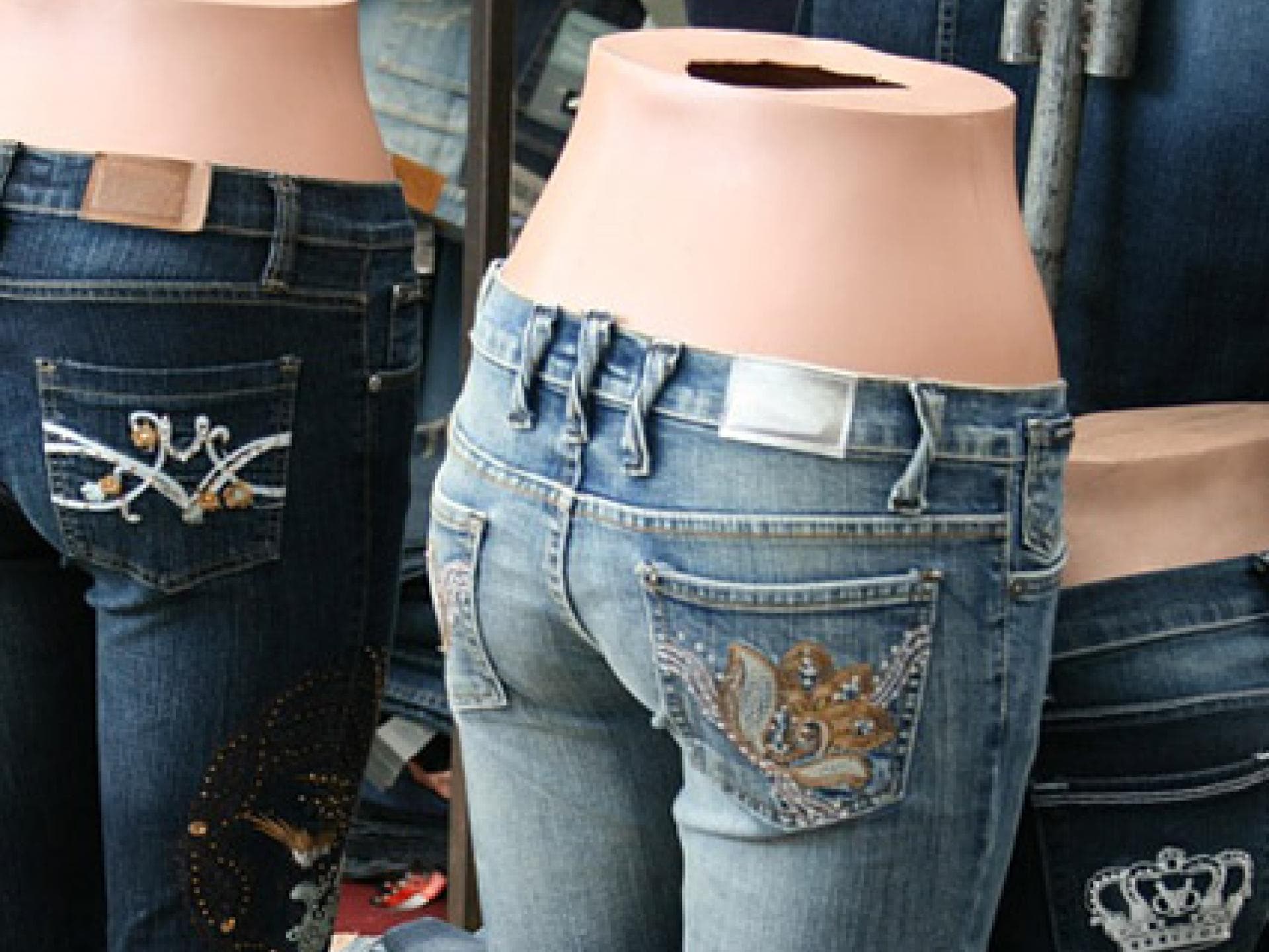 Jeans mit Strasssteinen