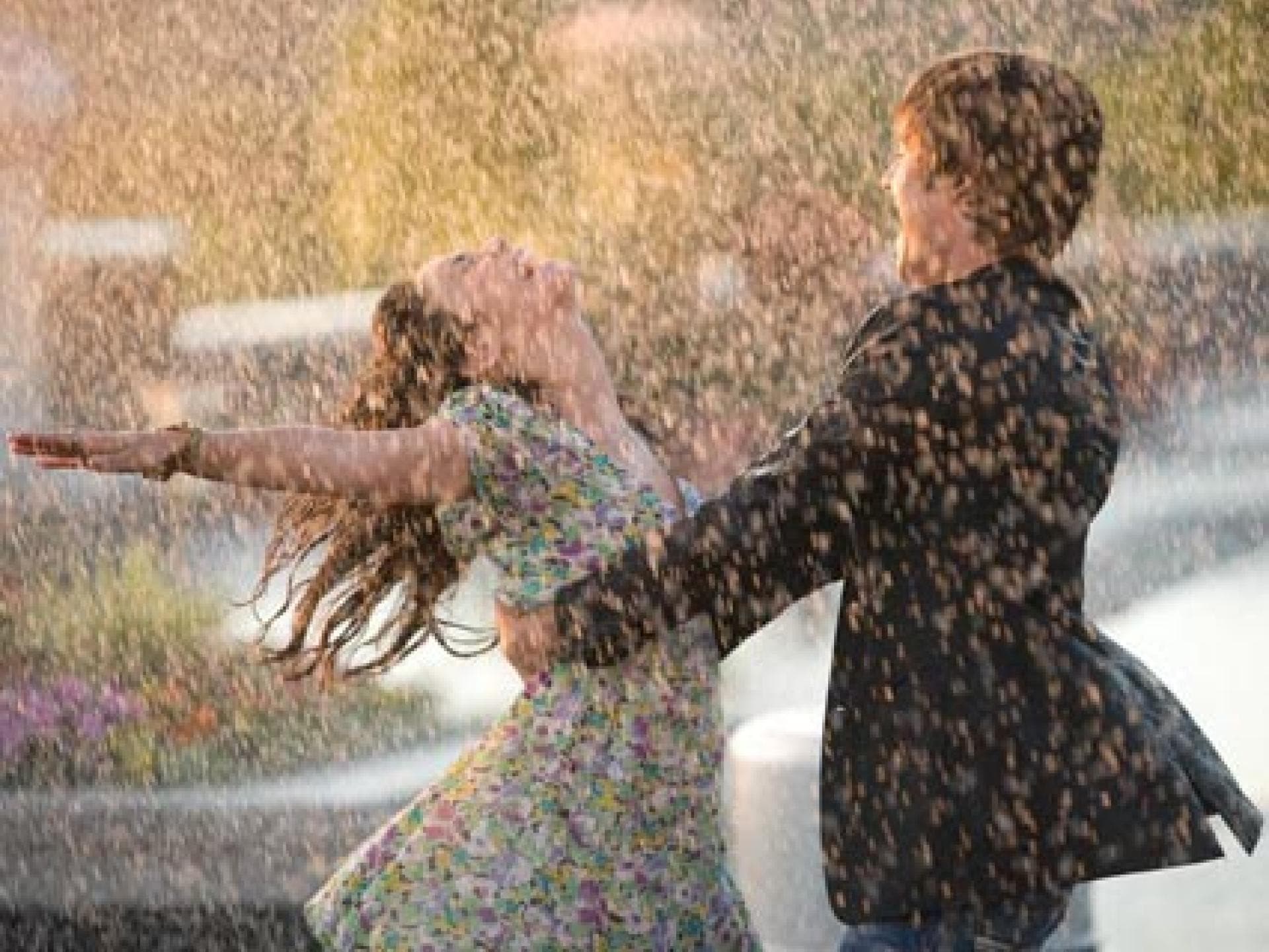 Gabriella und Troy im Regen