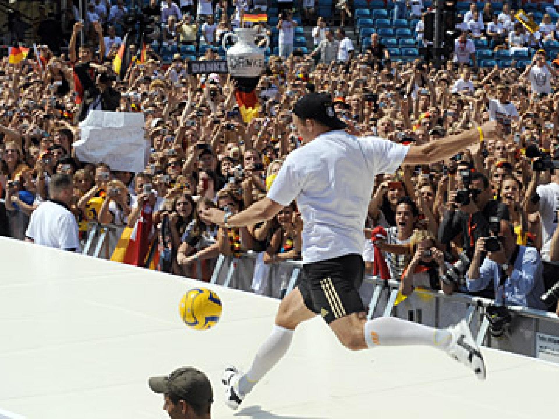 Lukas Podolski auf der Fanmeile