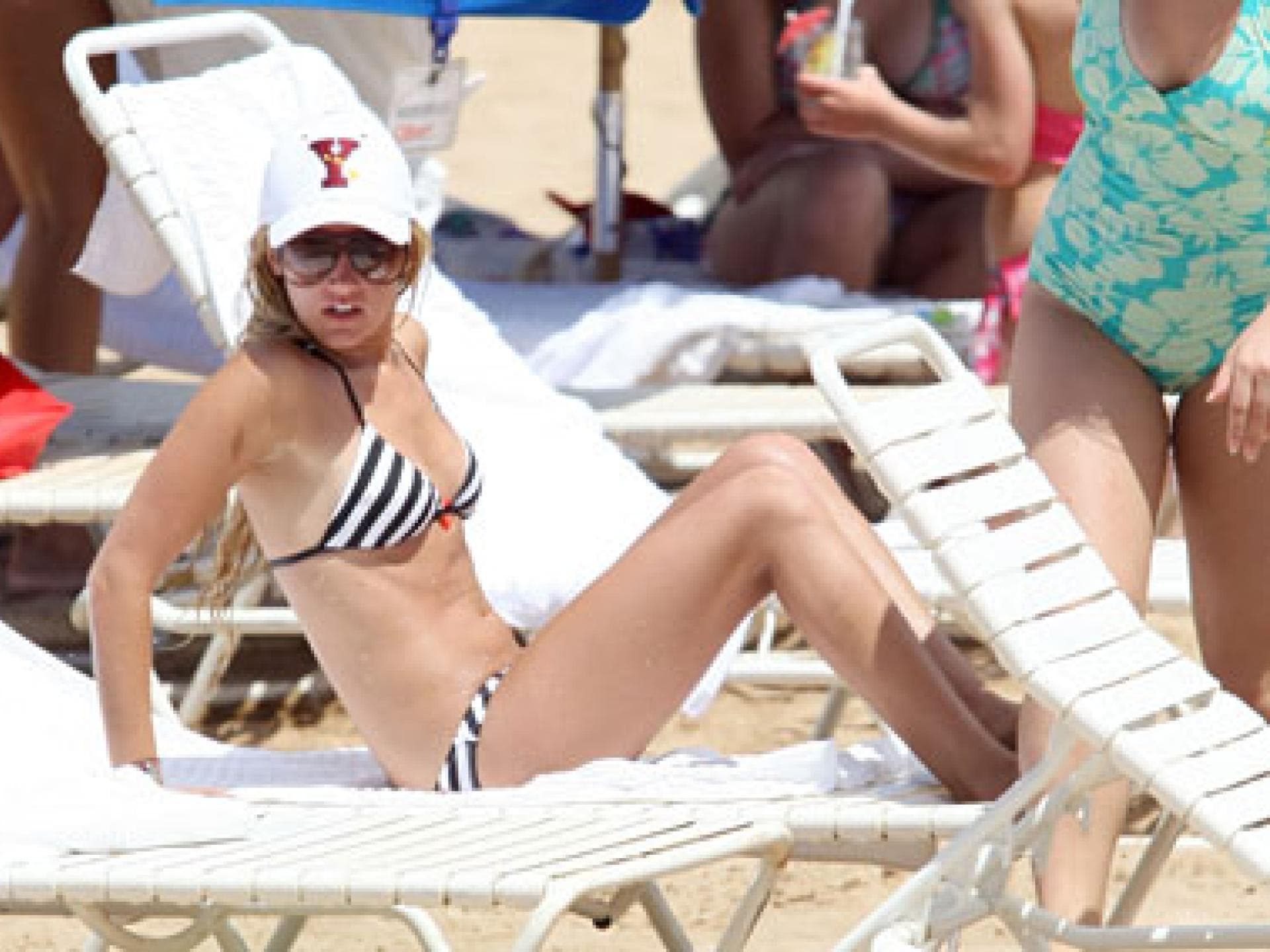 Ashley Tisdale im Streifen-Bikini