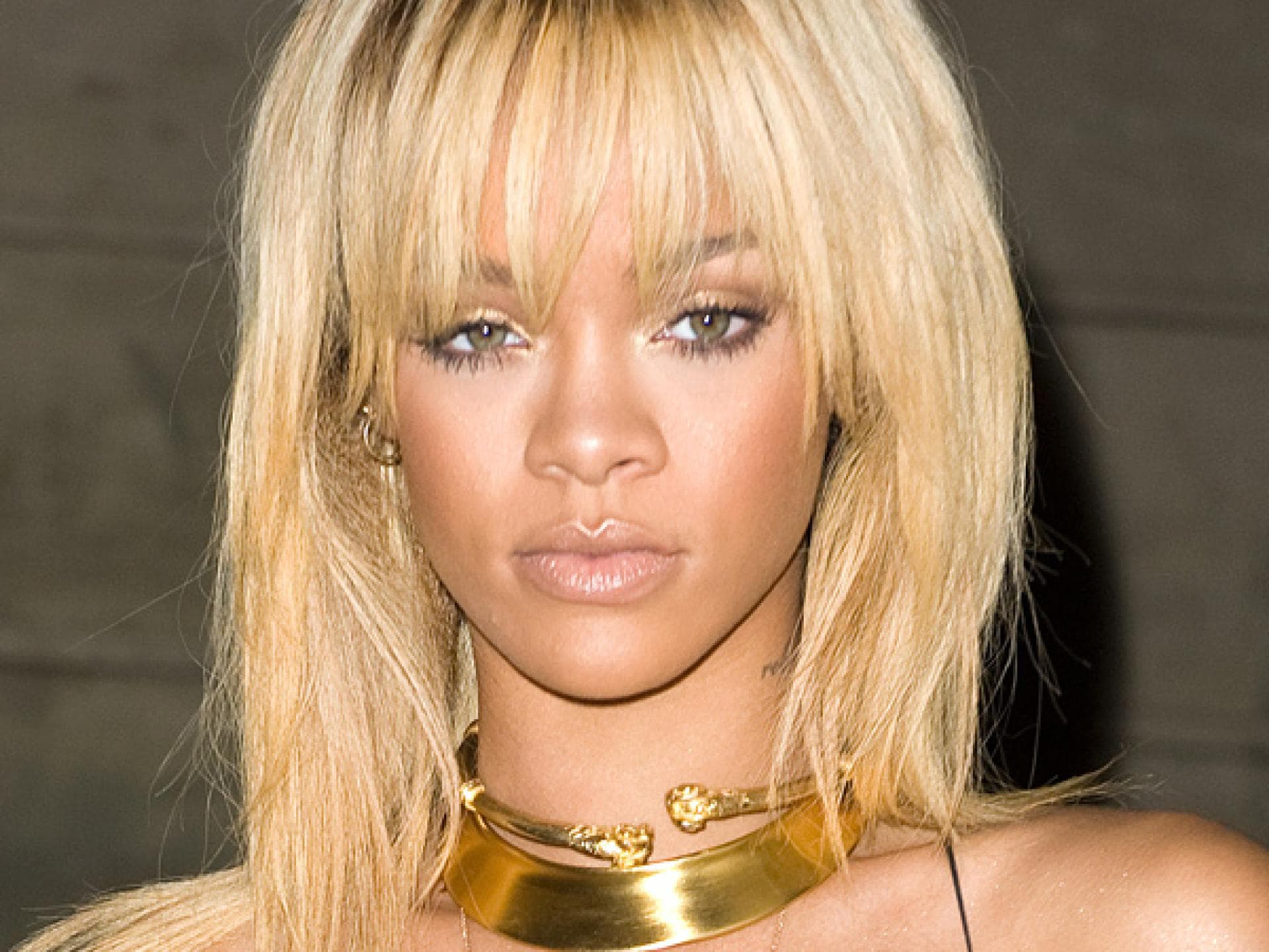 Rihanna mit Schminke Rihanna mit Schminke