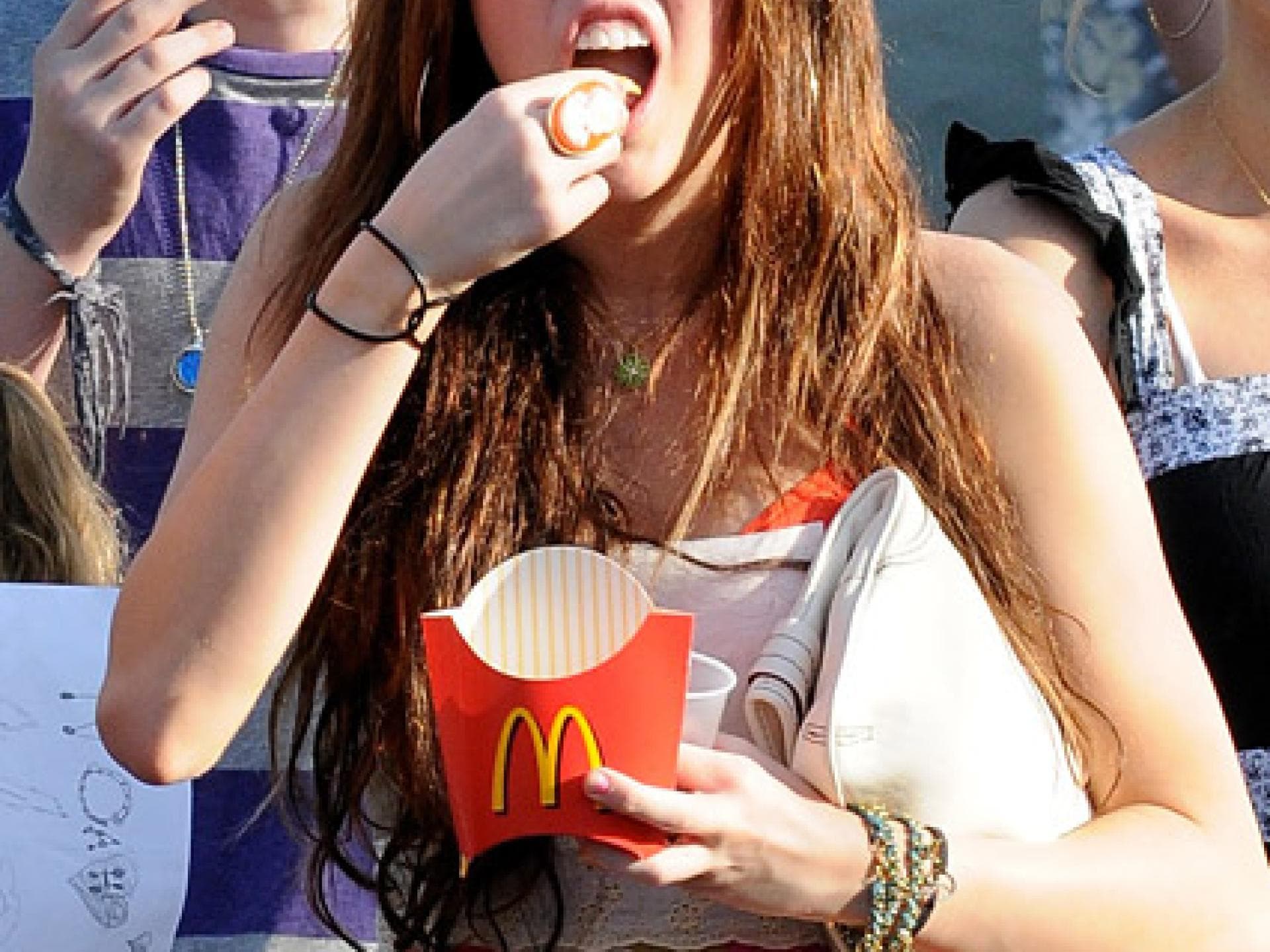 Miley Cyrus isst Pommes Miley Cyrus isst Pommes