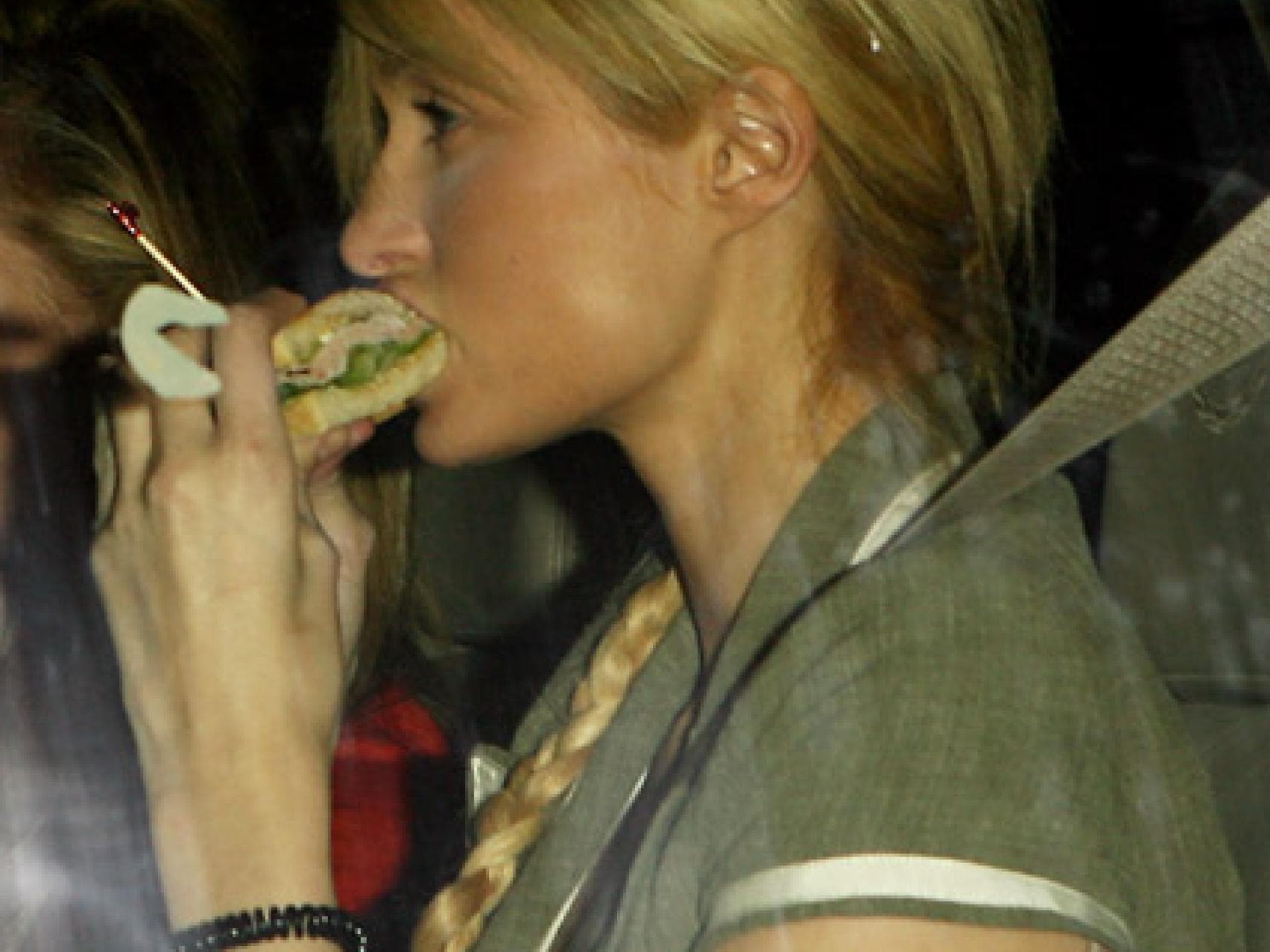 Paris isst einen Burger