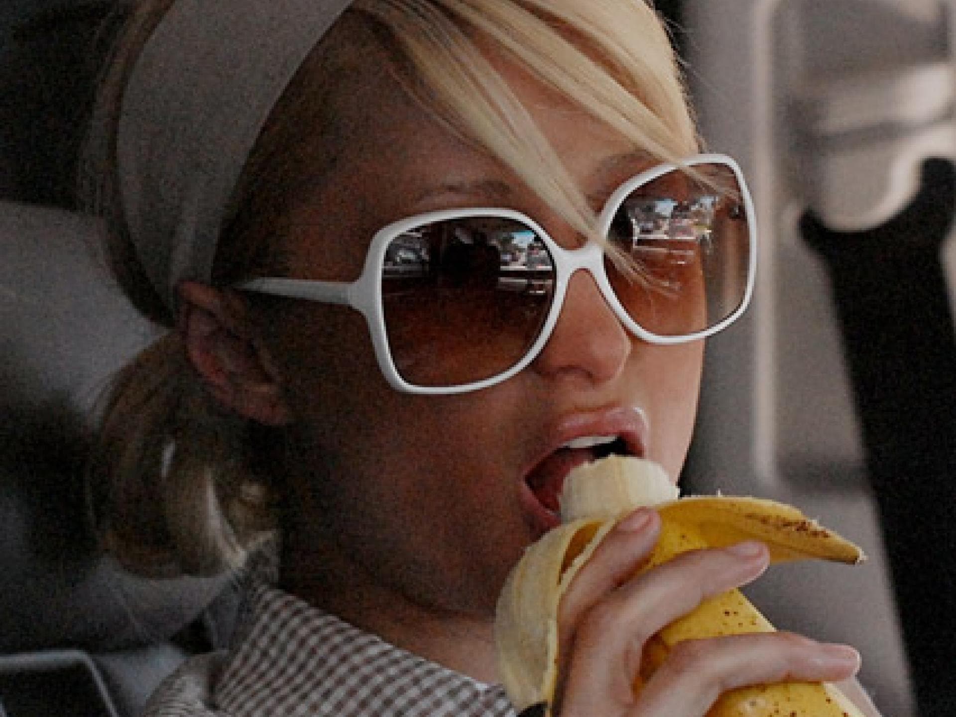 Paris beißt in eine Banane