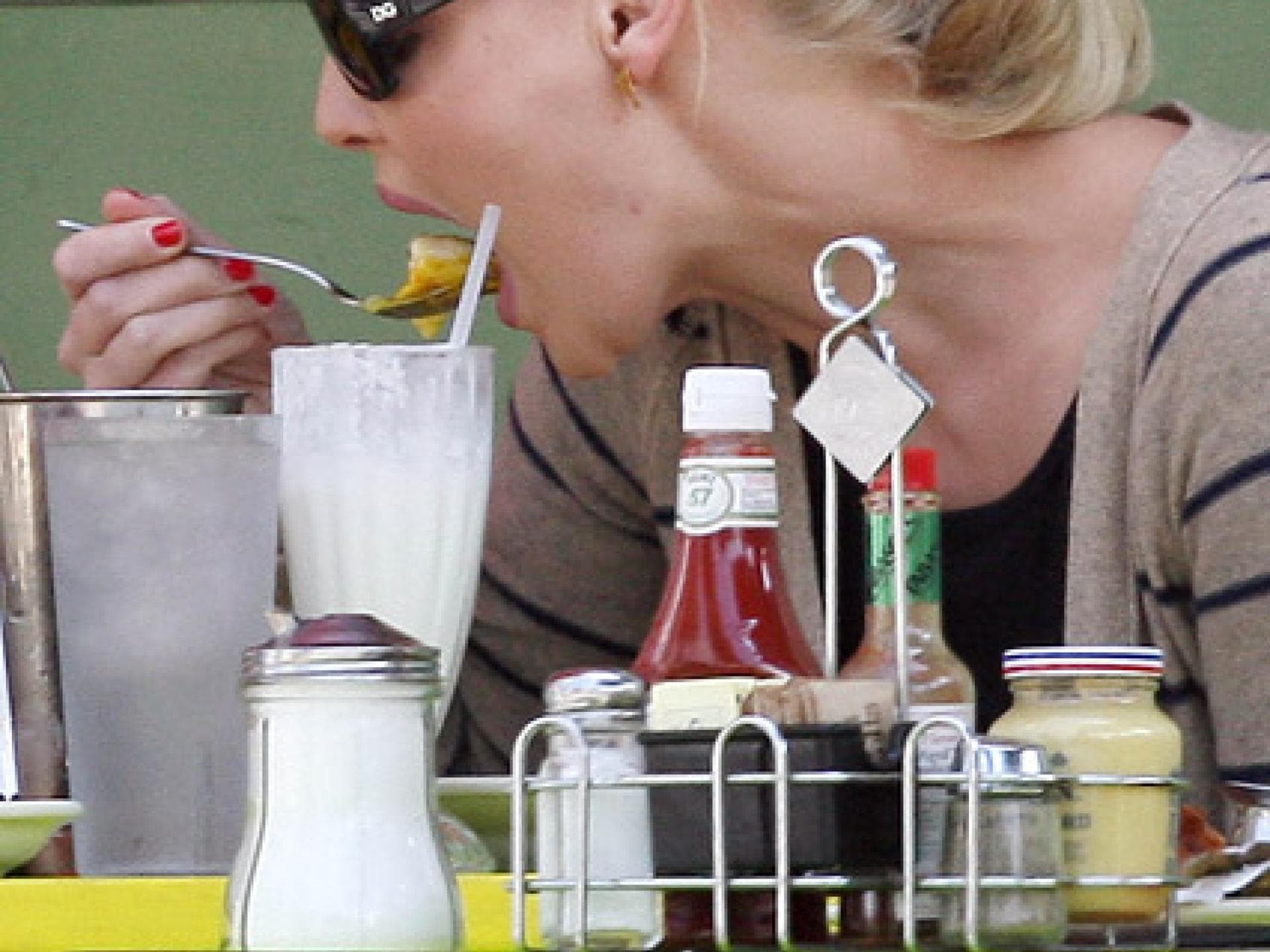 Katherine Heigl beim Essen