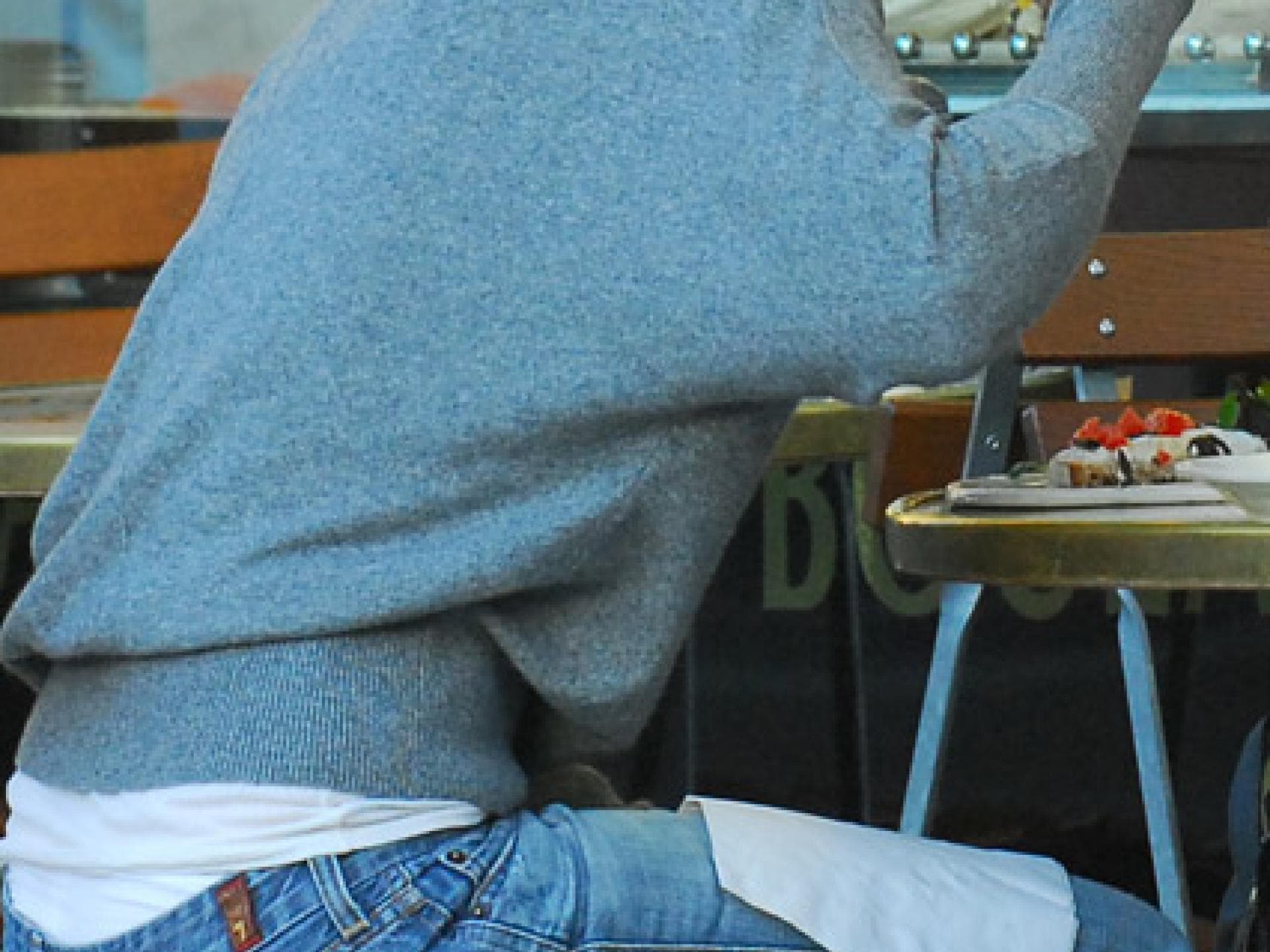 Jessica Biel isst ein belegtes Brot