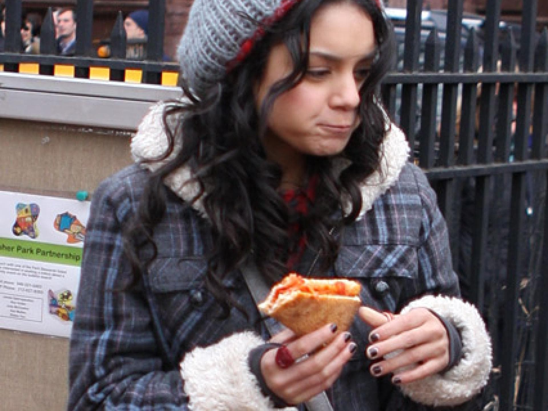 Vanessa Hudgens isst ein Sandwich