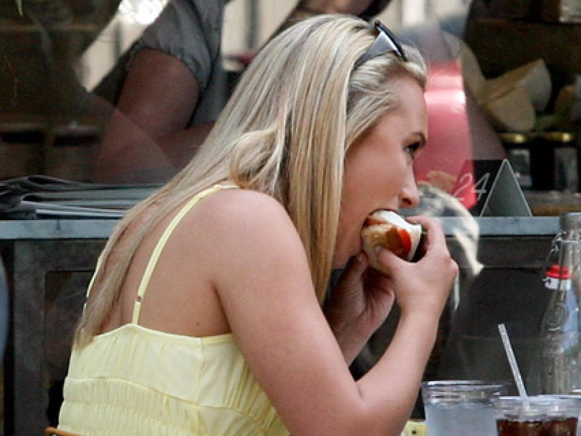 Hayden Panettiere isst ein Sandwich