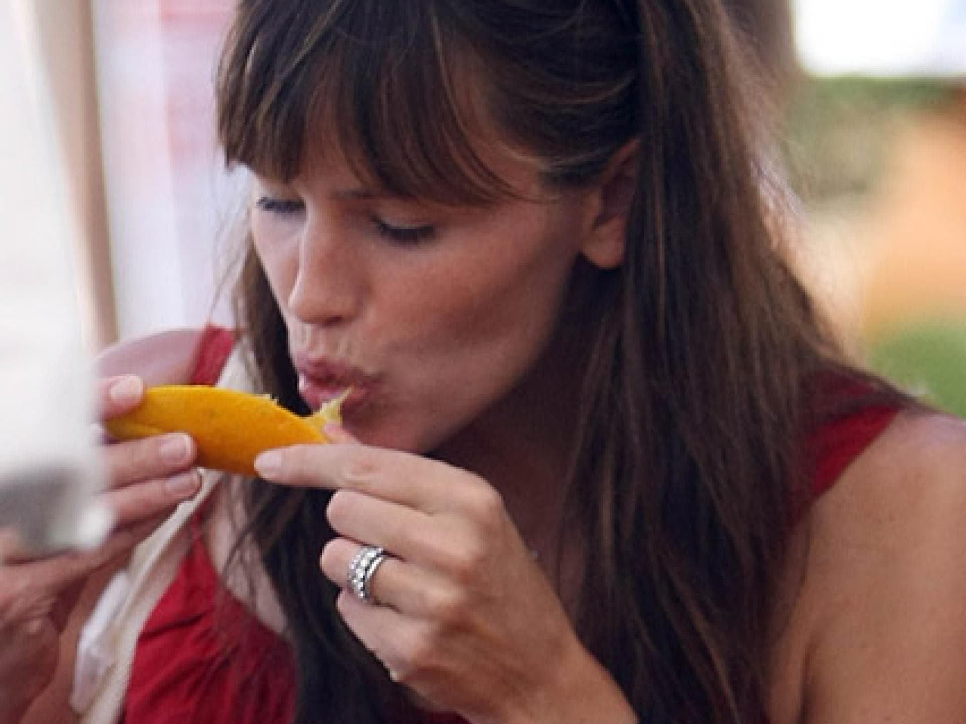 Jennifer Garner genießt eine Orange
