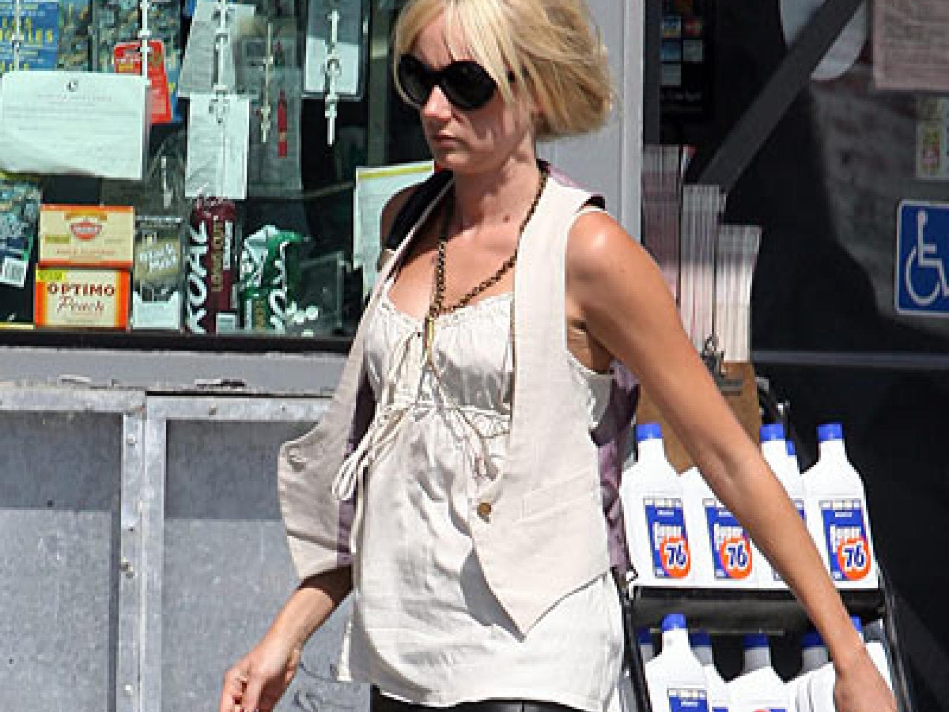 Kimberly Stewart mit kurzem Rock