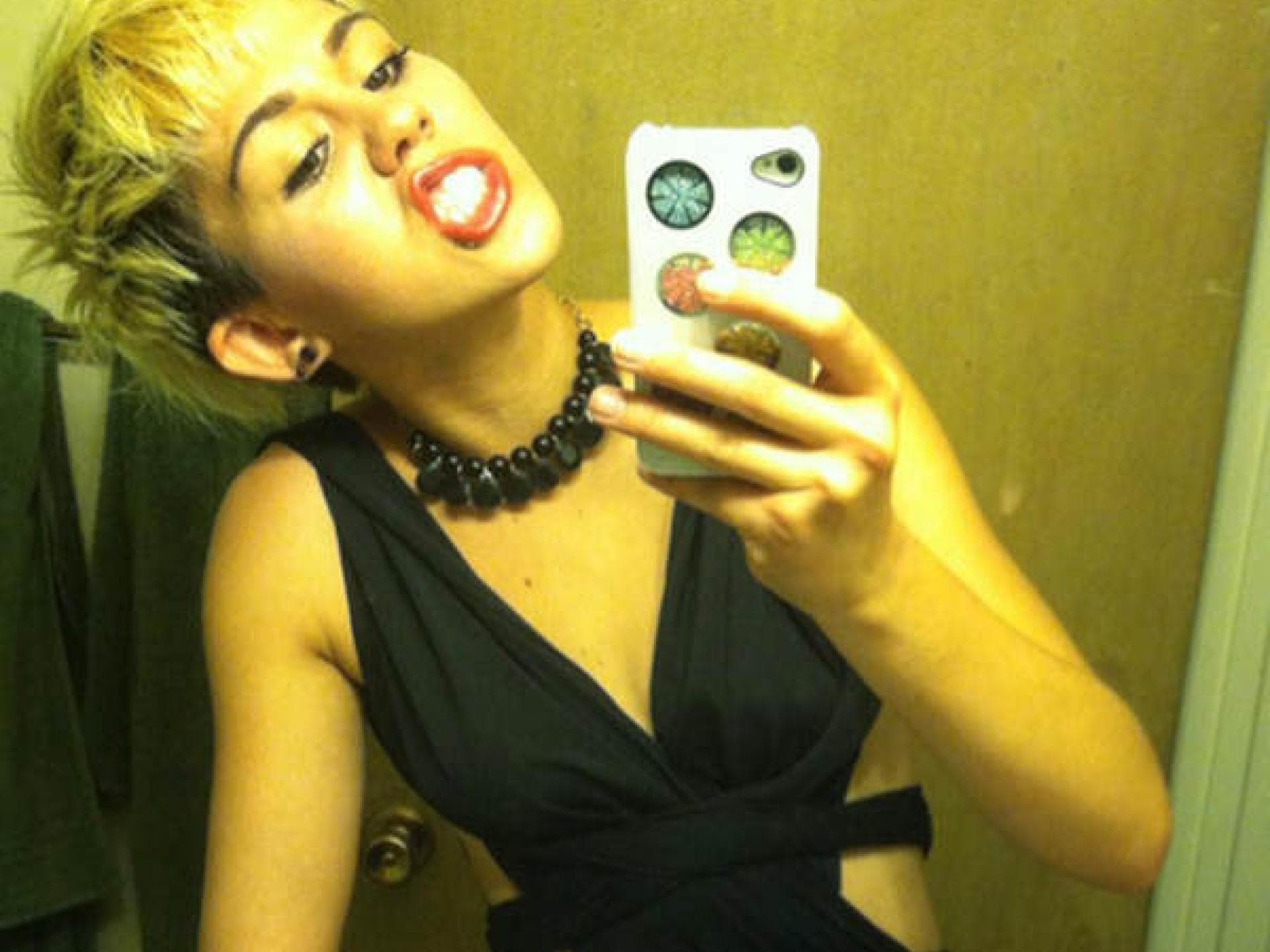 Miley Cyrus Lookalike