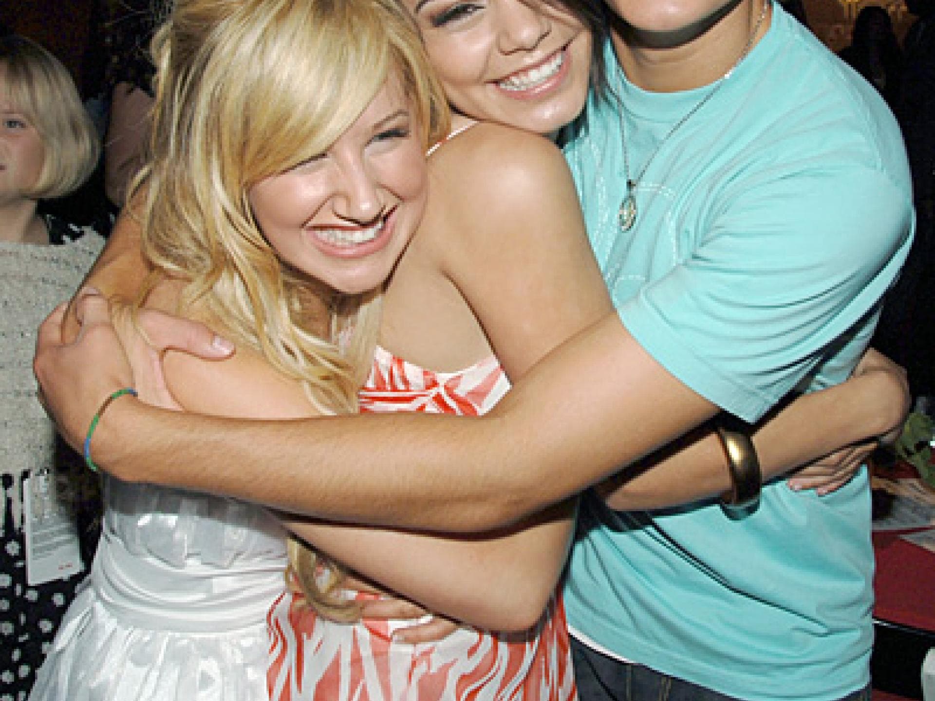 Zac Efron umarmt Vanessa Hudgens und Ashley Tisdale Zac Efron umarmt Vanessa Hudgens und Ashley Tisdale