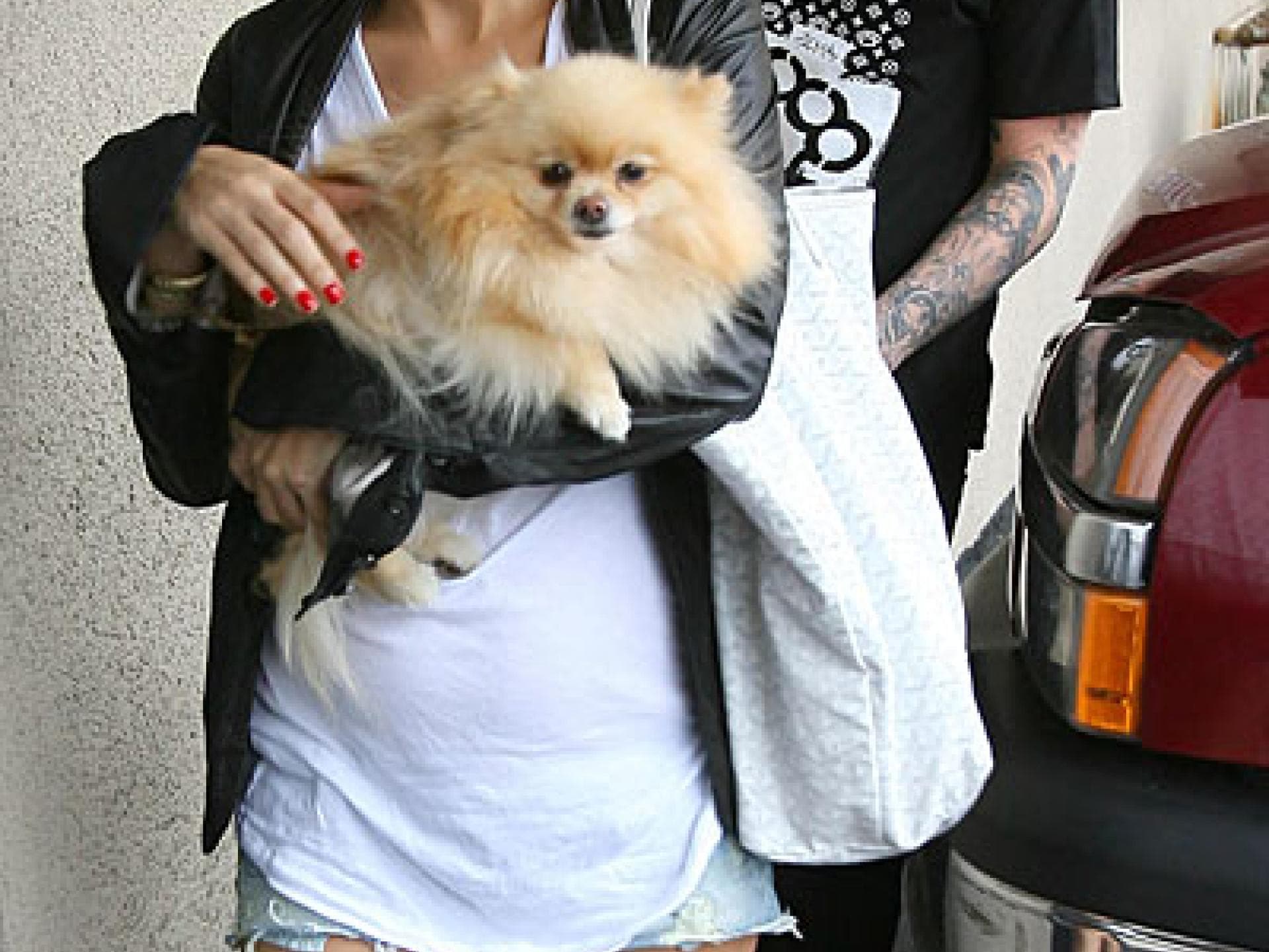 Nicole Richie mit Hotpants und XL-Shirt