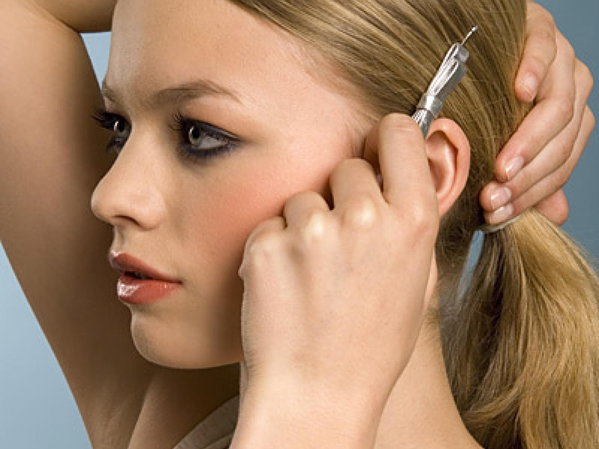 Tiefer Pferdeschwanz und edle Haarspange