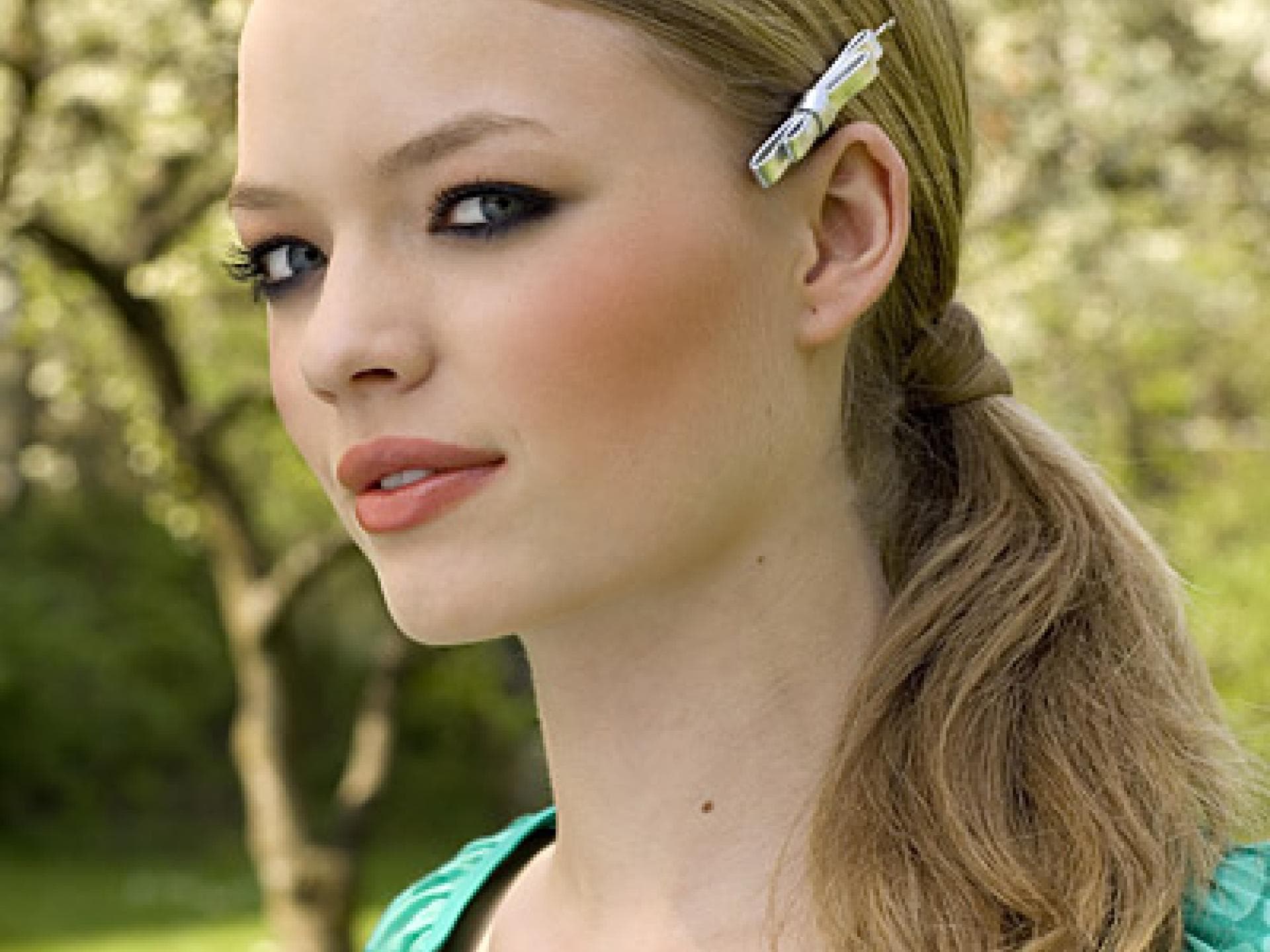 Seitenscheitel und tiefer Pferdeschwanz Seitenscheitel und tiefer Pferdeschwanz