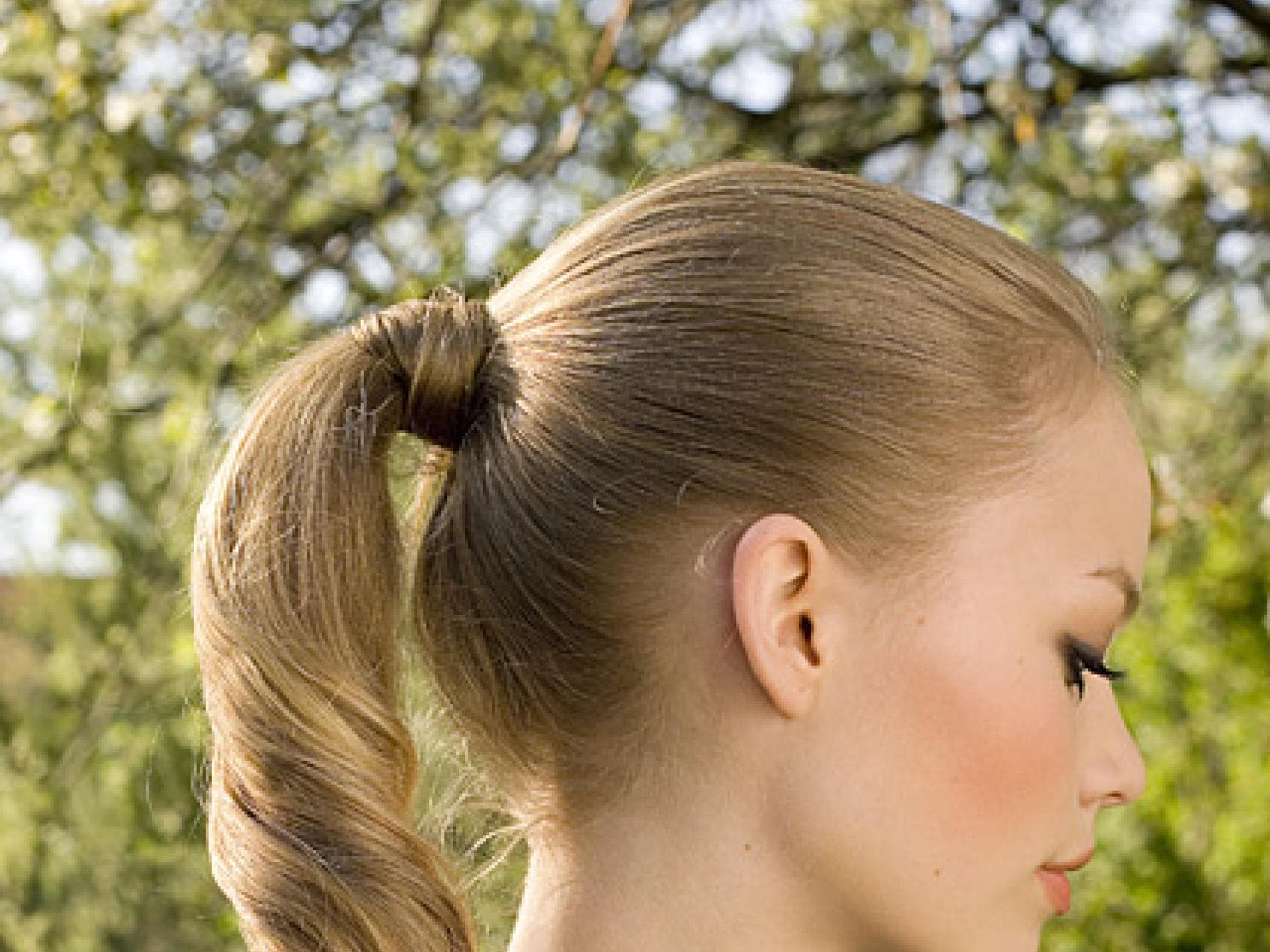 Pferdeschwanz mit hübscher Locke