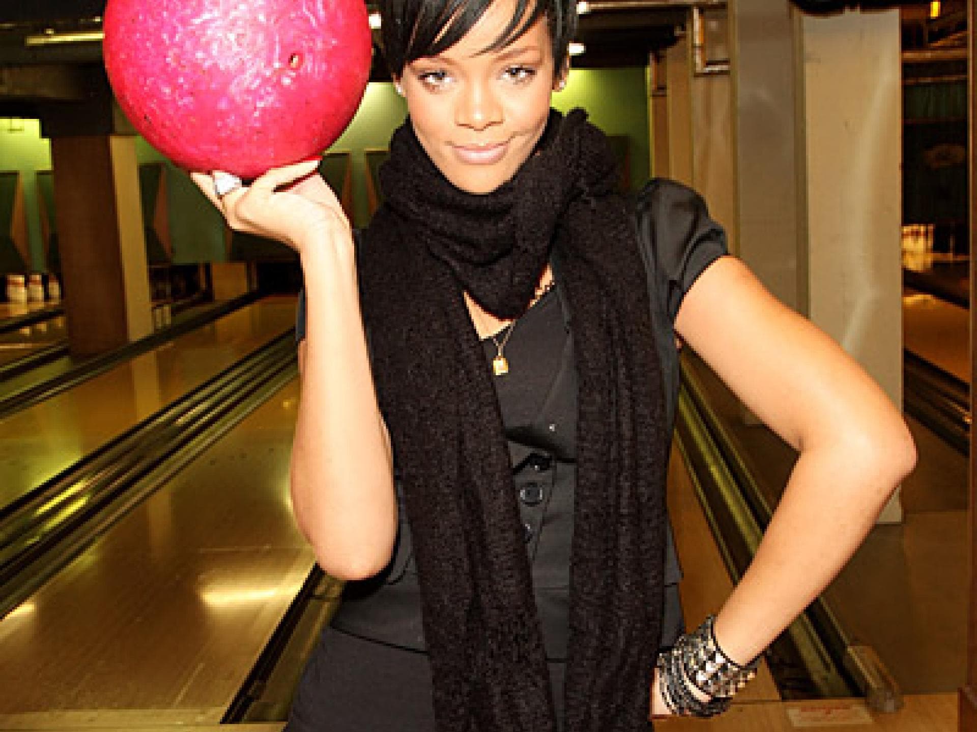 Rihanna trägt pinke Röhrenjeans Rihanna trägt pinke Röhrenjeans