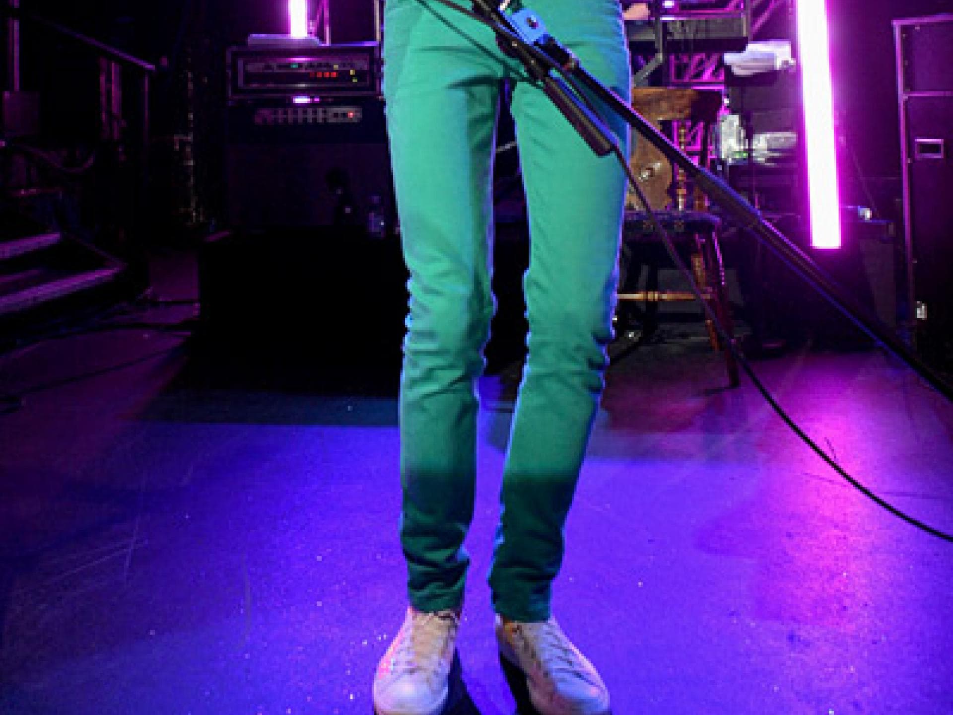 Mika trägt grüne Jeanshose