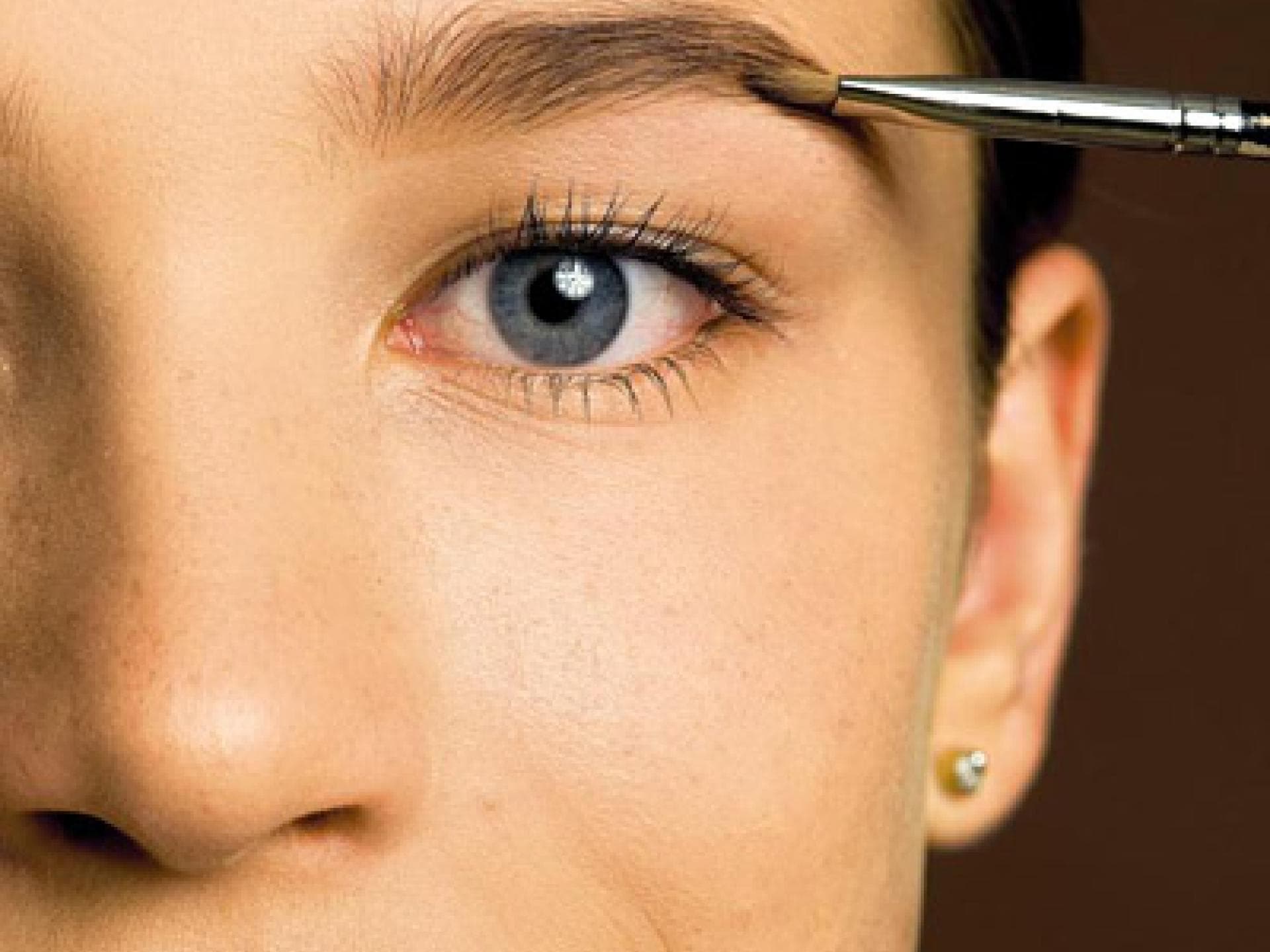 Schritt 1: Augenbrauen betonen Schritt 1: Augenbrauen betonen