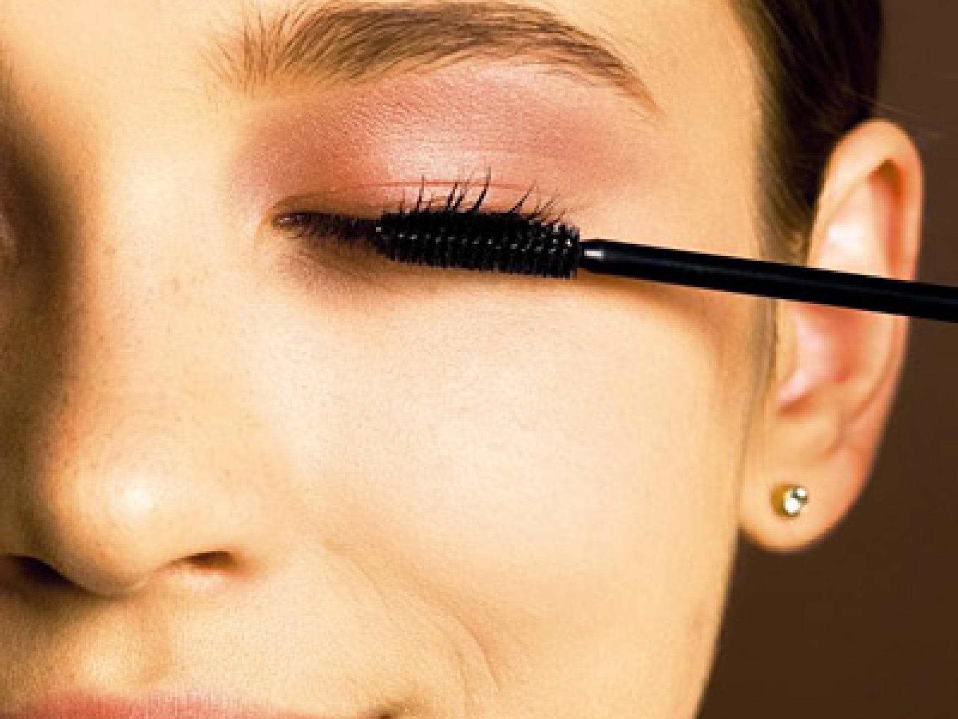 Schritt 2: Rosa Lidschatten auftragen