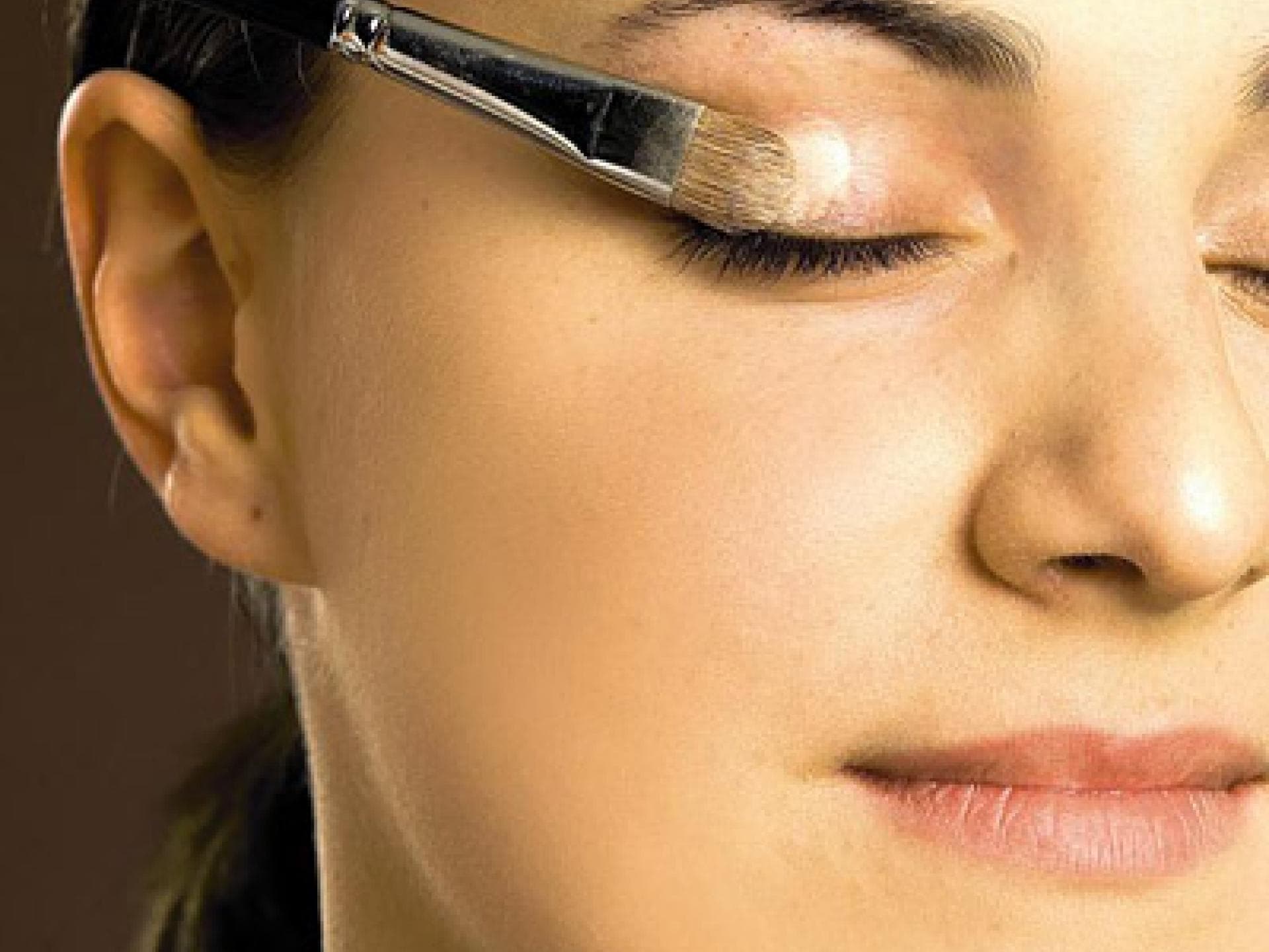 Schritt 1: Abdeckcreme & Lidschatten Schritt 1: Abdeckcreme & Lidschatten