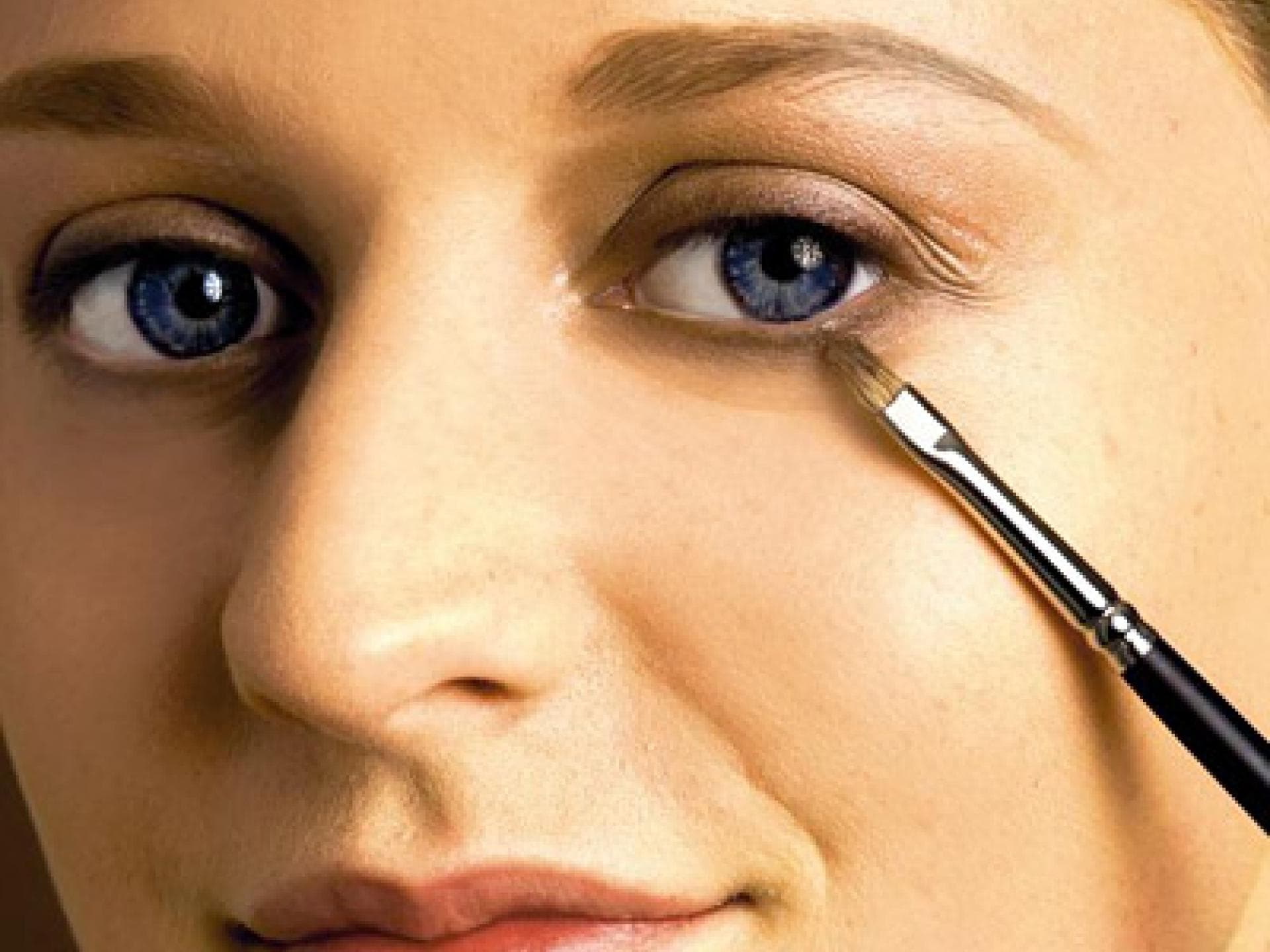 Schritt 2: Beigebrauner Lidschatten