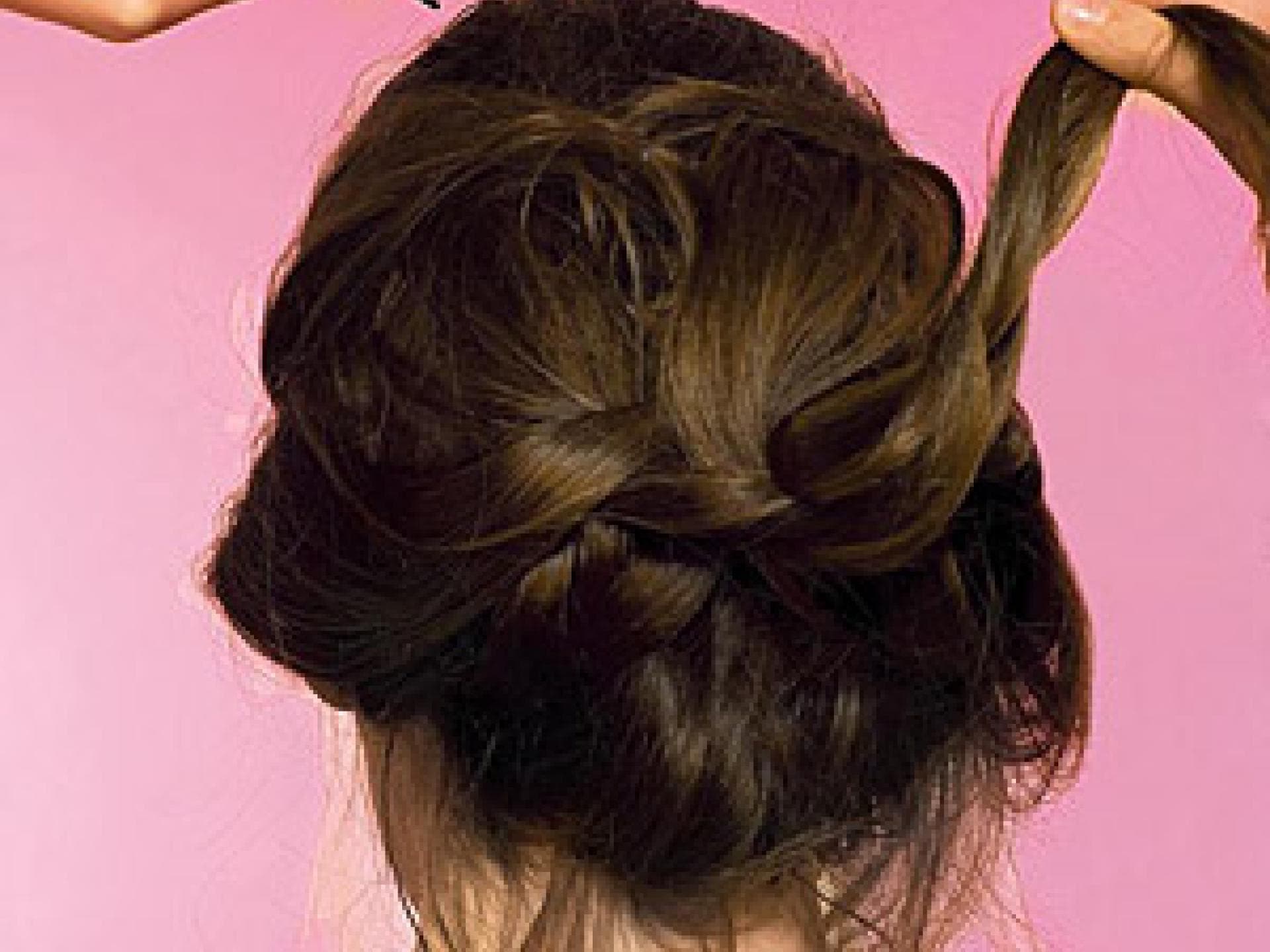 Hochgesteckte Haare mit lockeren Strähnen Hochgesteckte Haare mit lockeren Strähnen