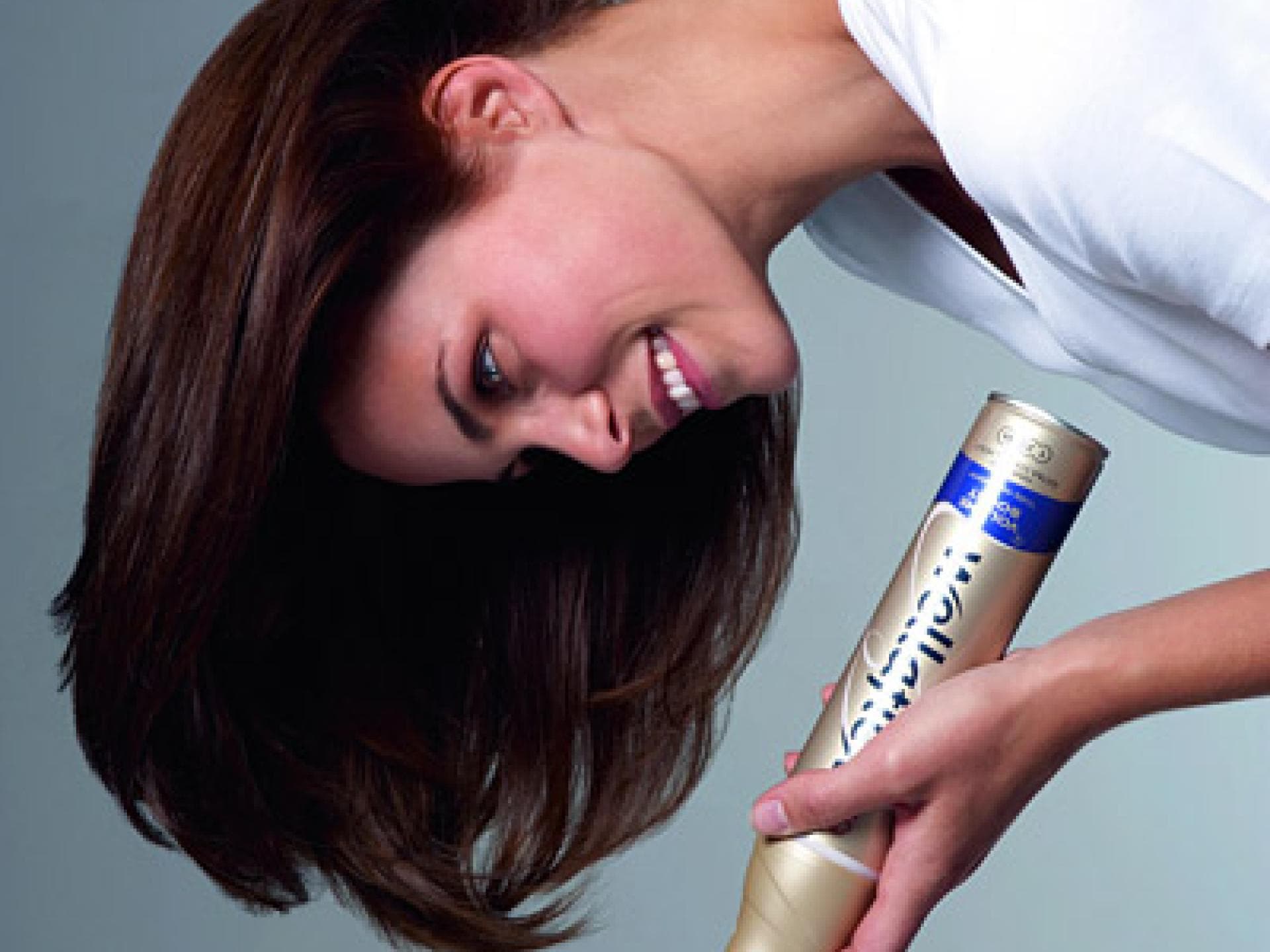 Volumen-Haarspray kopfüber einsprühen