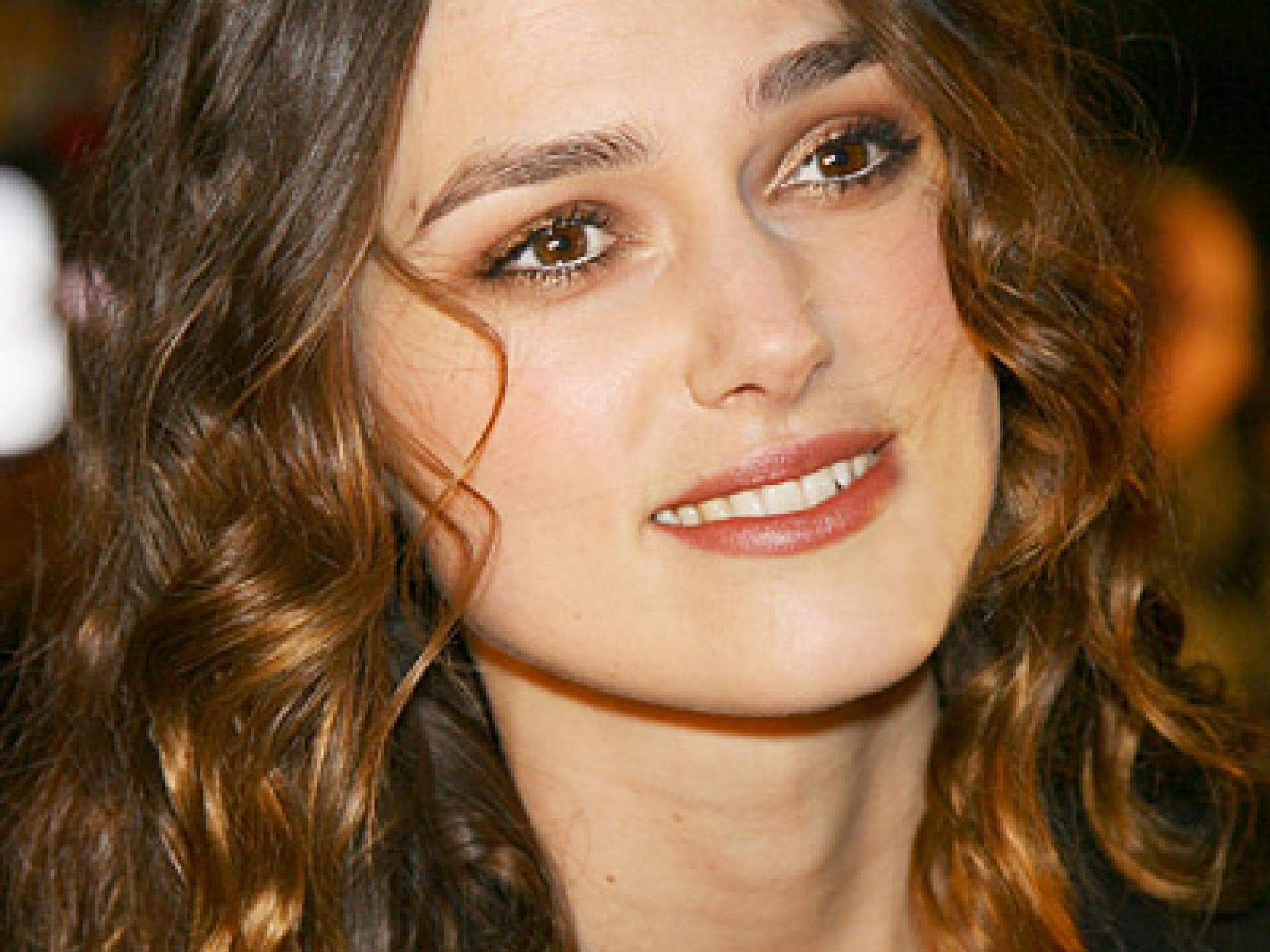 Keira Knightley mit langen Kringelhaaren