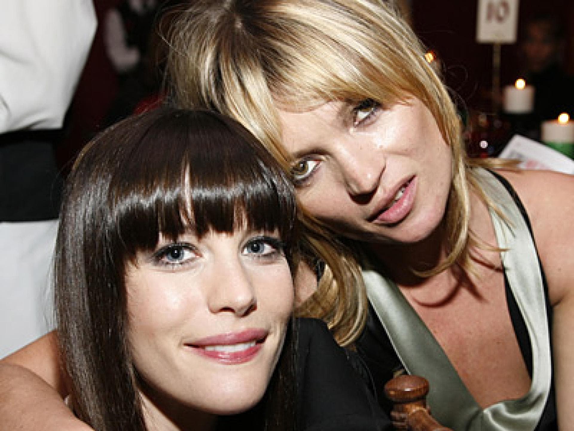 Kate Moss & Liv Tyler mit Pony