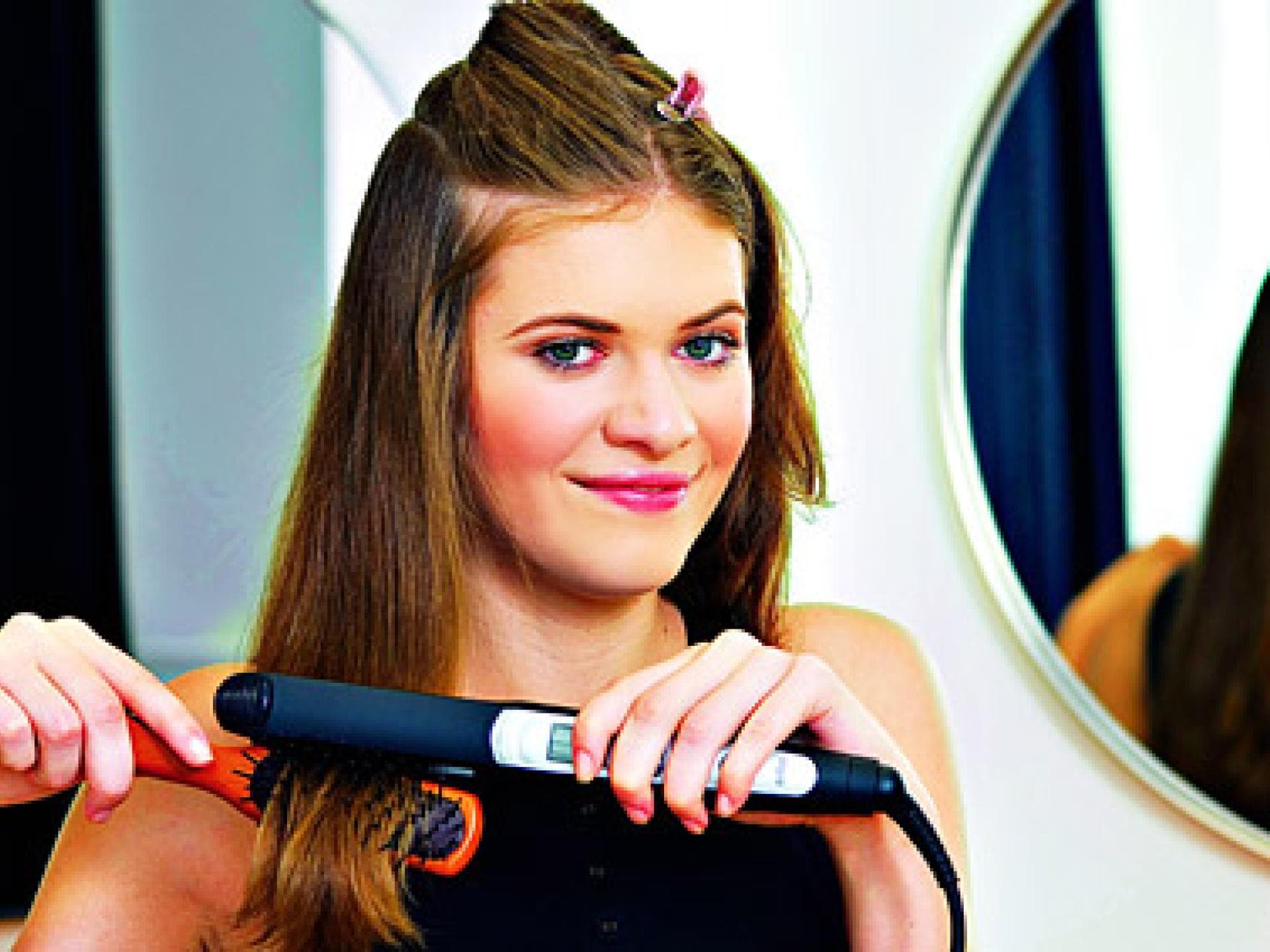 Haare in Sleek-Optik mit Glätteisen