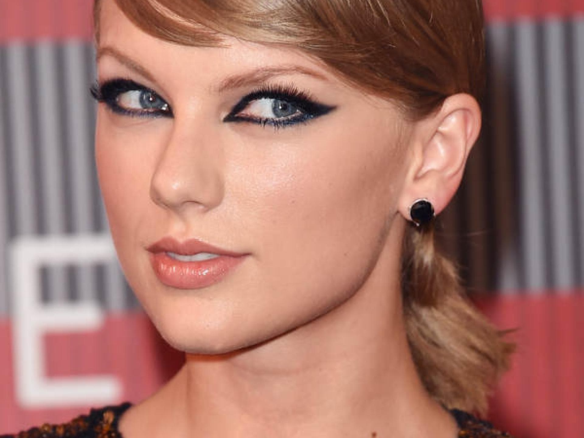 Taylor Swift mit Augenbrauen