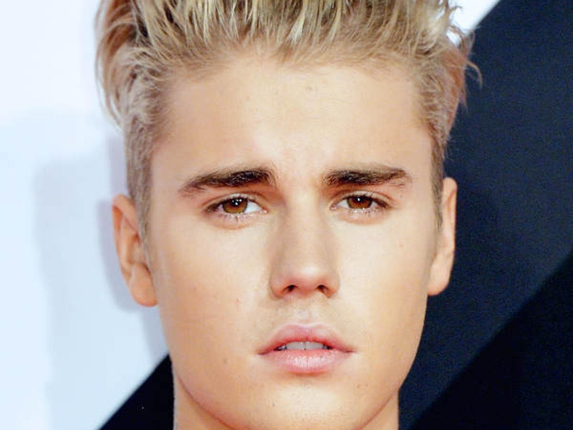 Justin Bieber mit Augenbrauen