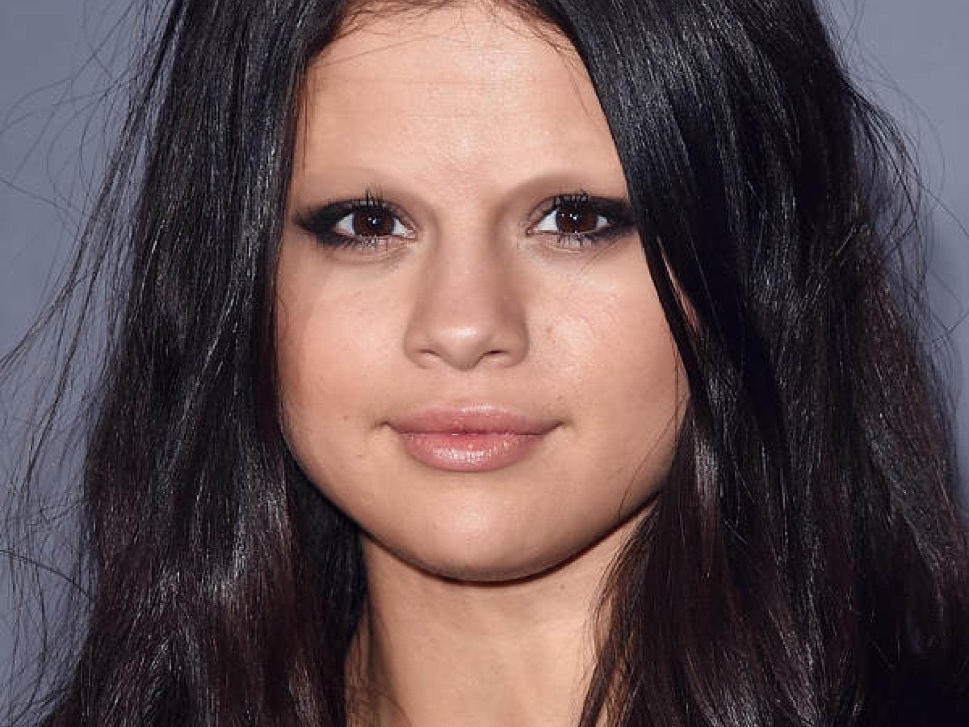 Selena Gomez ohne Augenbrauen