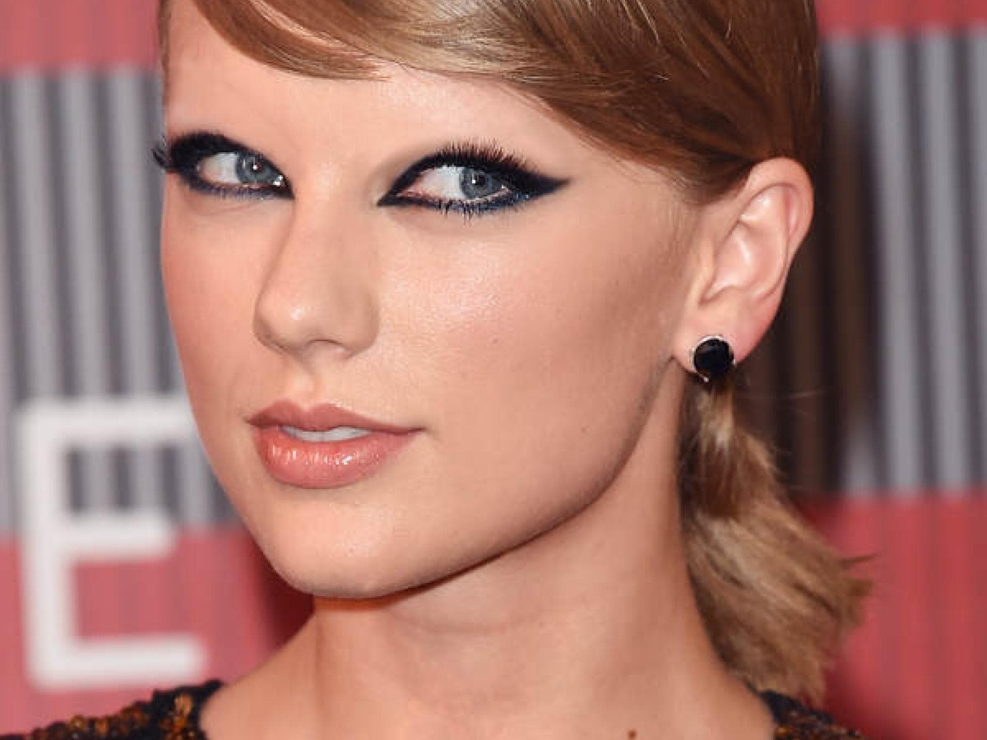 Taylor Swift ohne Augenbrauen