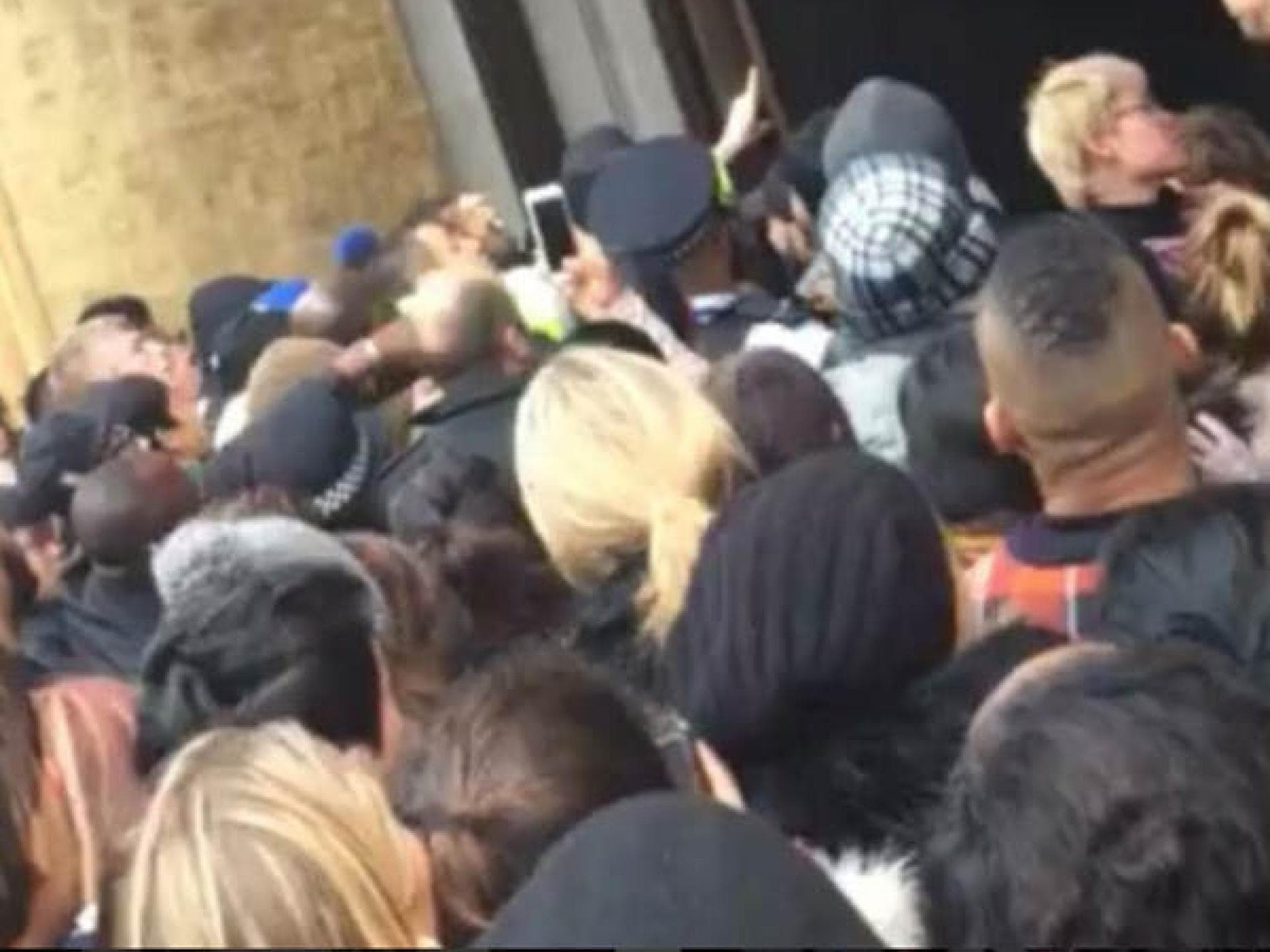 Das Drängeln vor dem Laden