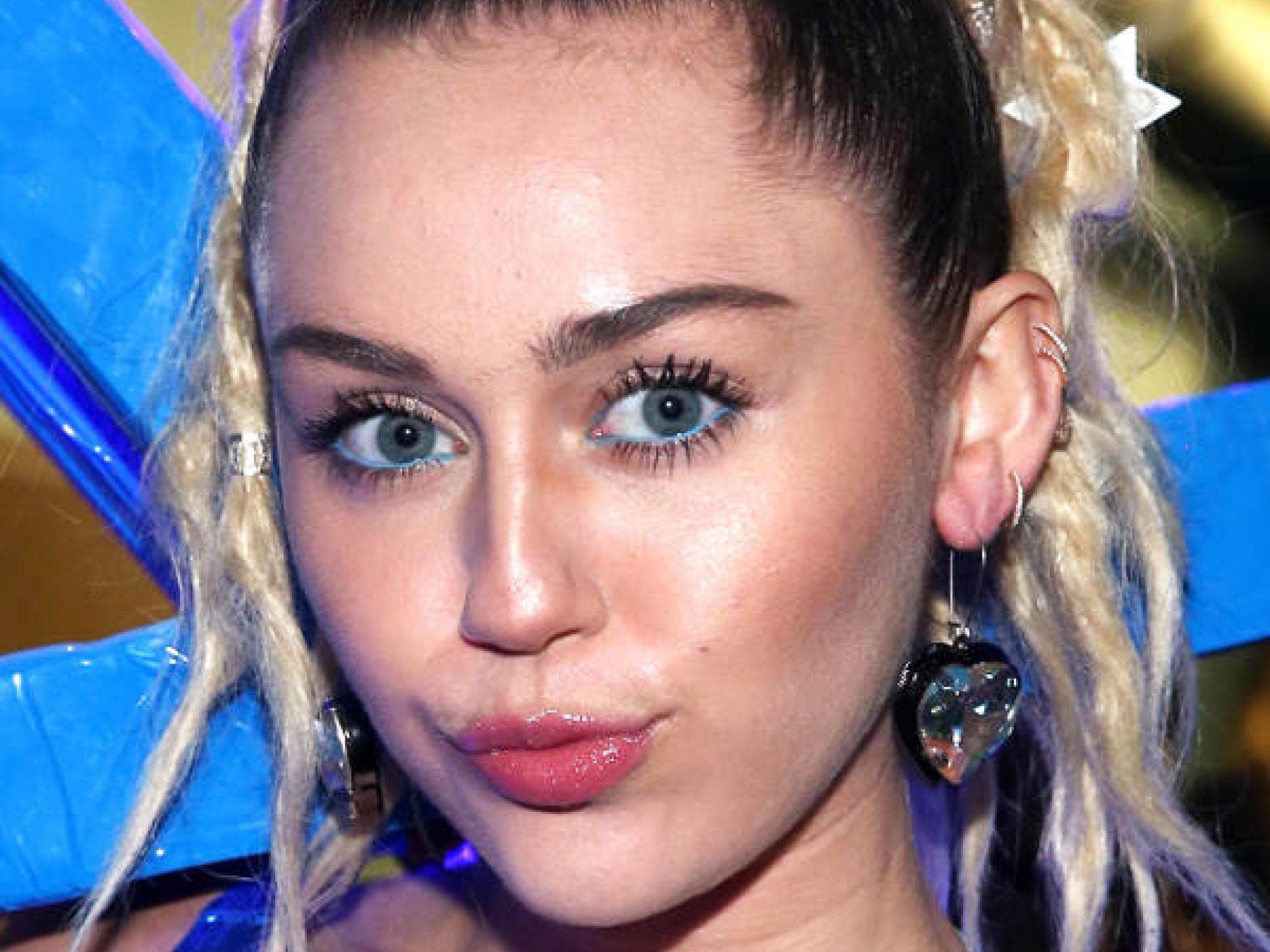 Miley Cyrus mit Augenbrauen