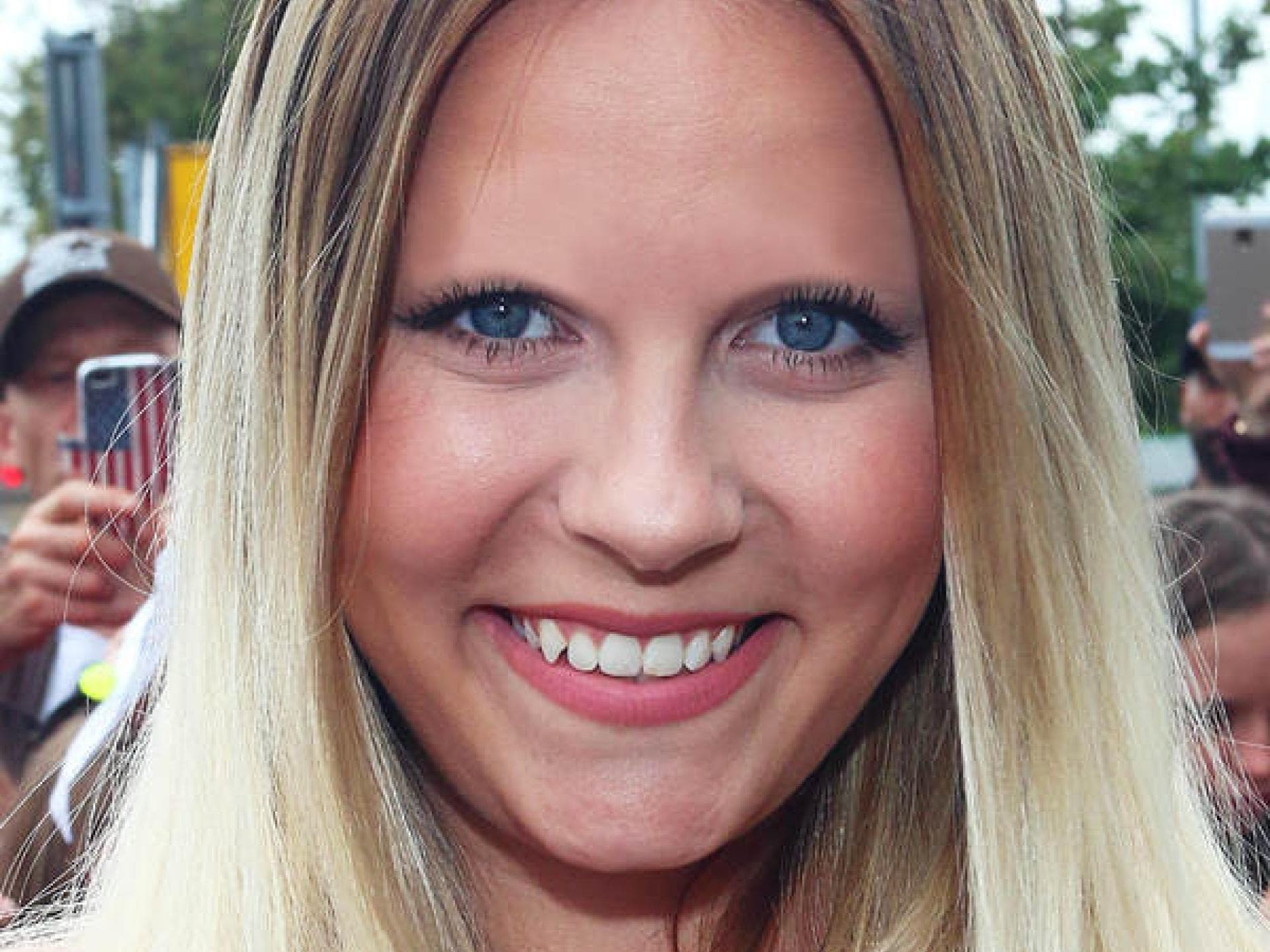 Dagi Bee ohne Augenbrauen Dagi Bee ohne Augenbrauen