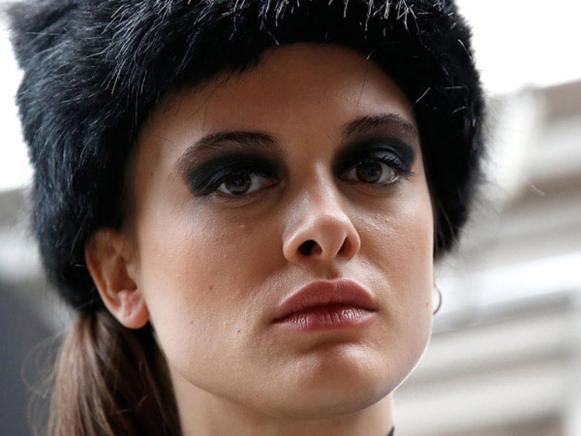 Frisur mit Fellmütze