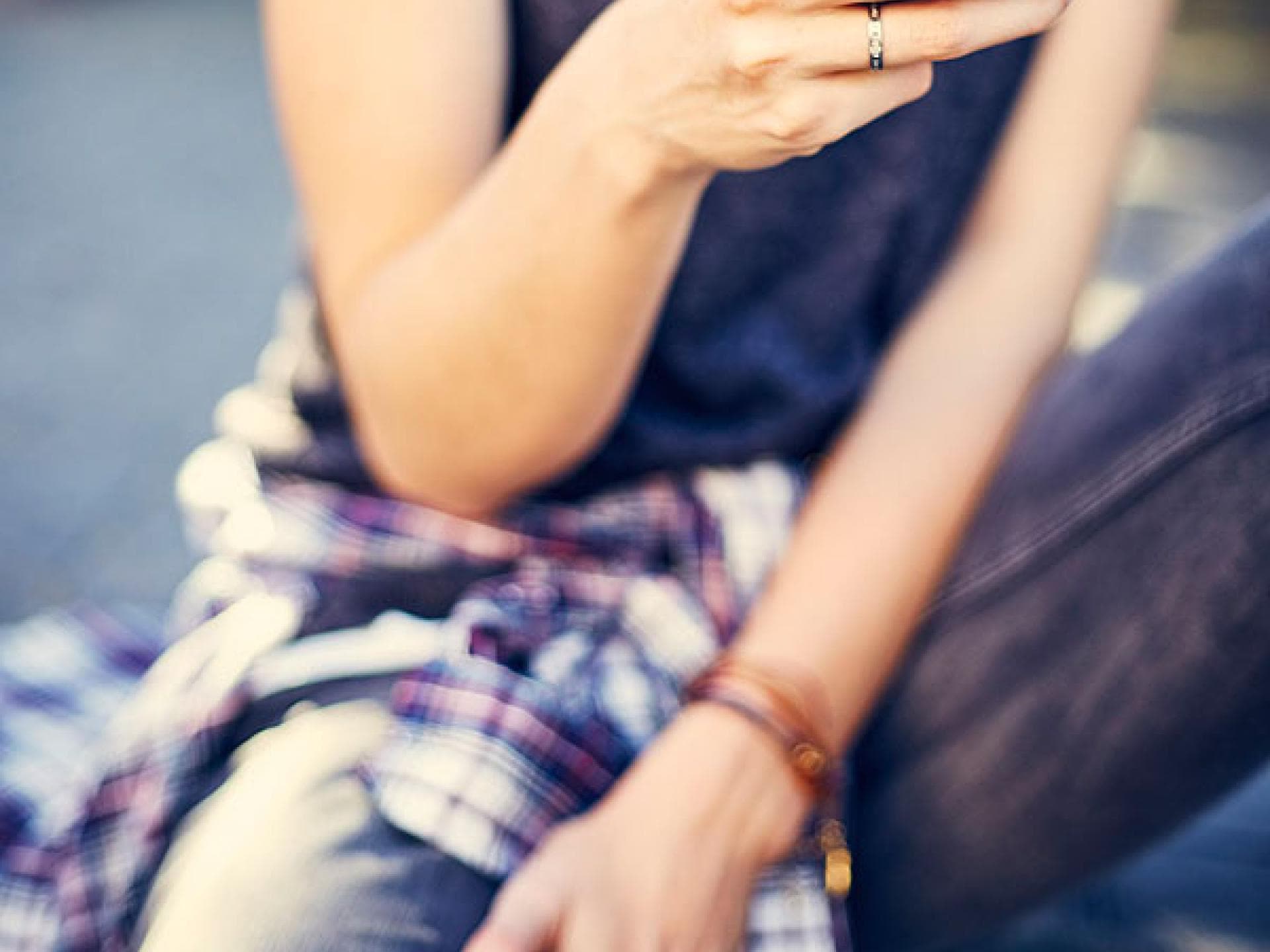 Du kontrollierst heimlich sein Handy Du kontrollierst heimlich sein Handy