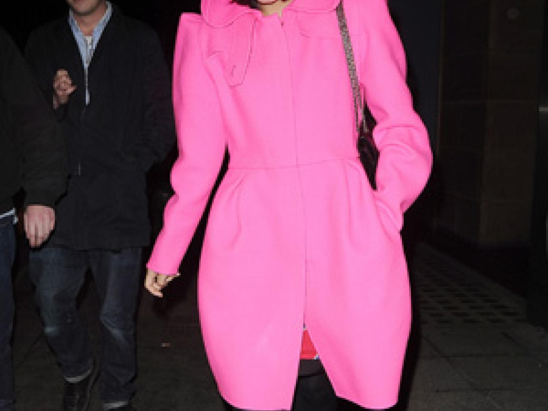 Lily Allen in einem pinken Zwergen-Mantel