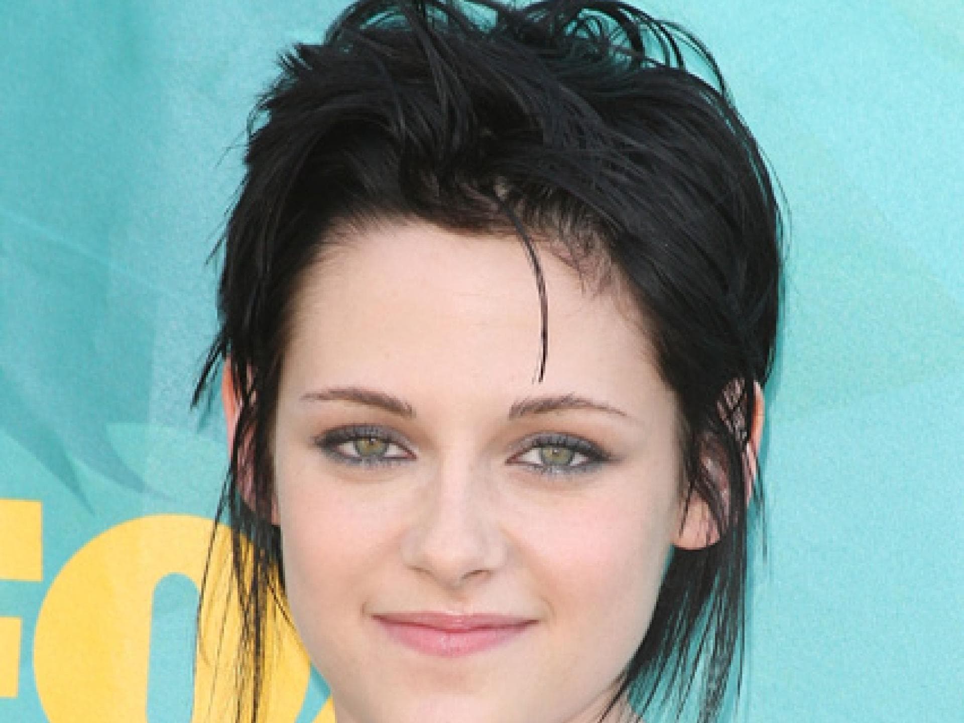 Kristen Stewart mit schwarzen Haaren