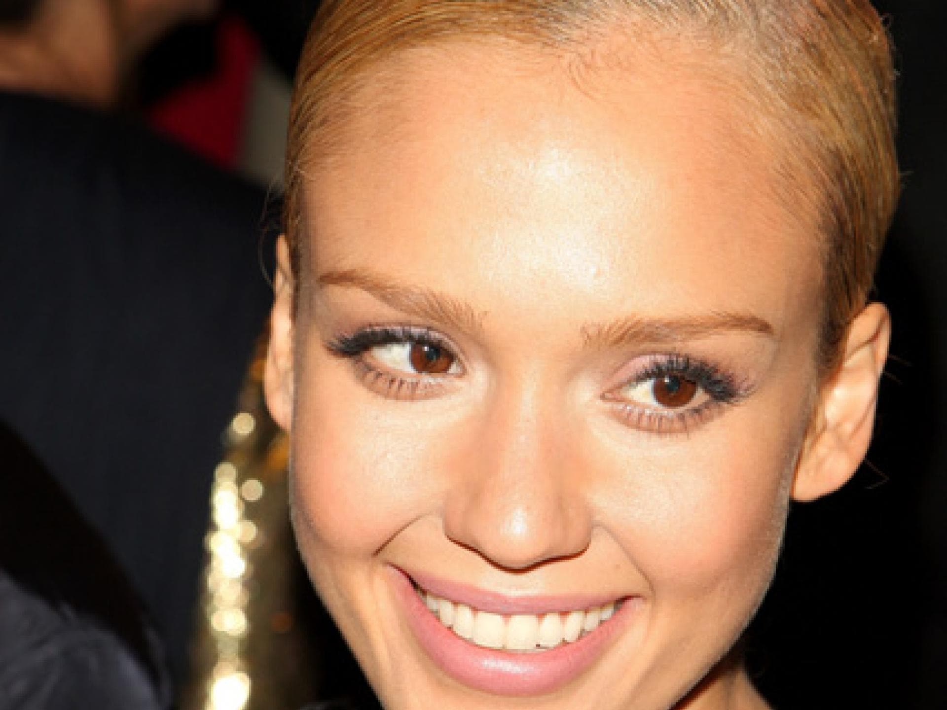 Dutt-Frisur von Jessica Alba