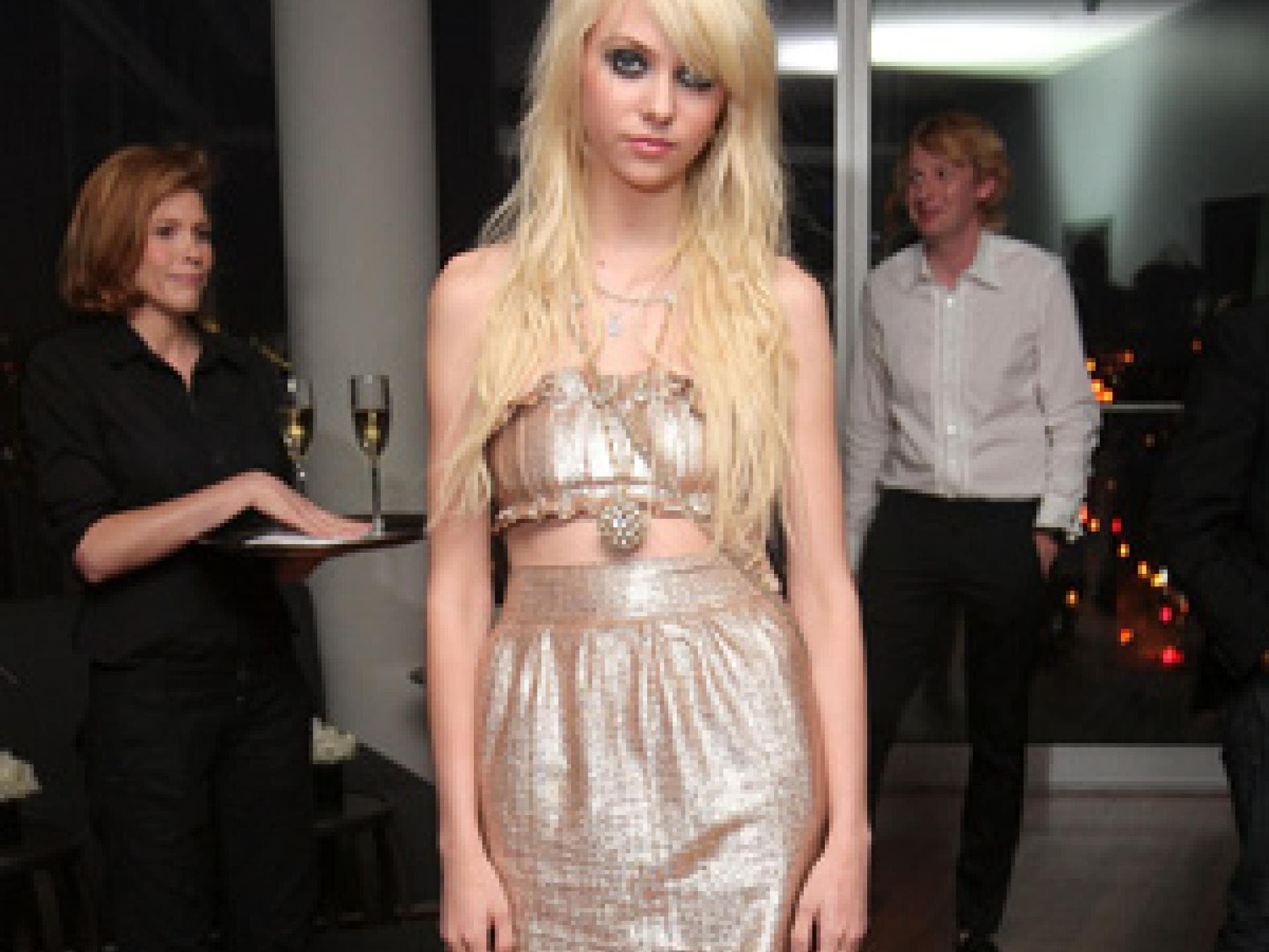 Taylor Momsen im glänzenden Kleid Taylor Momsen im glänzenden Kleid